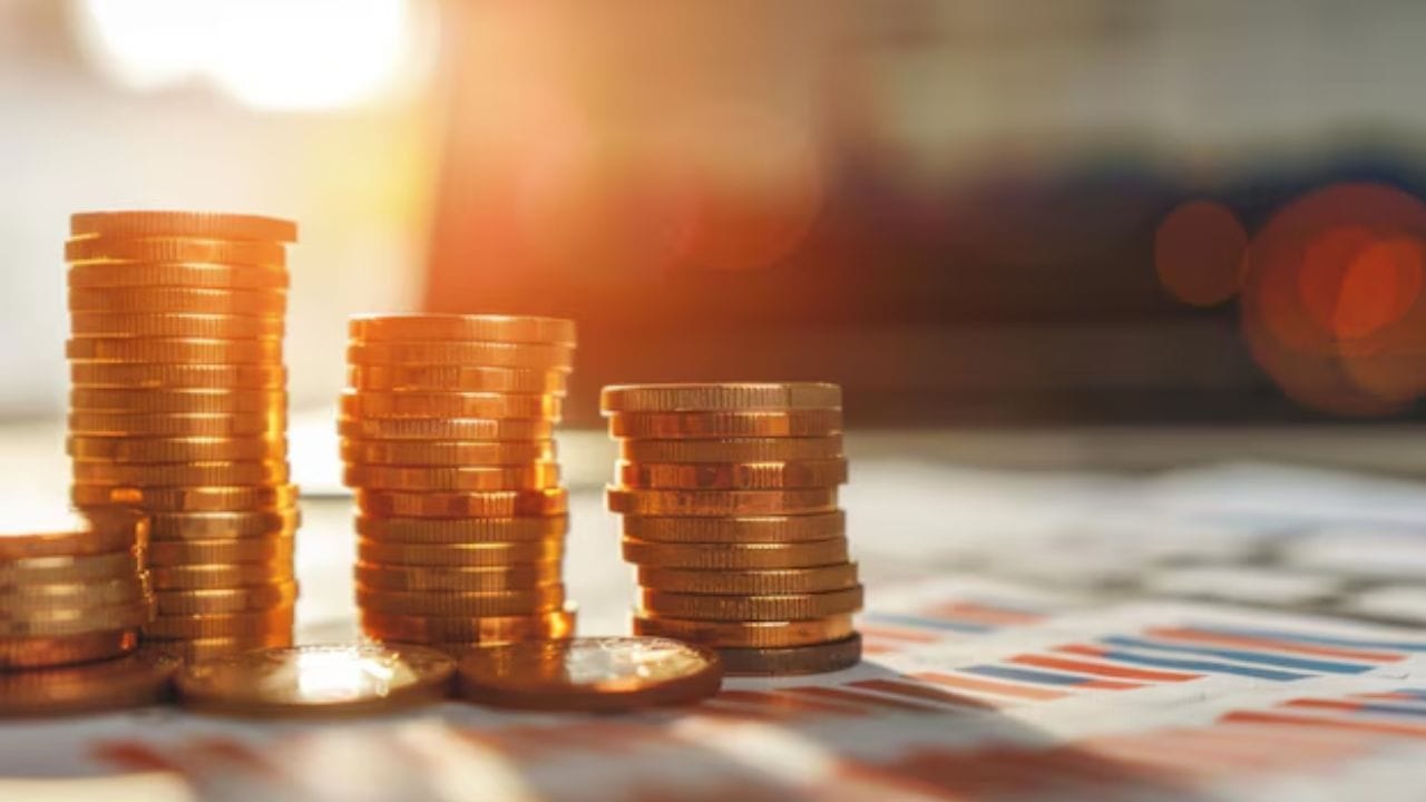 જો તમારી પાસે 10 વર્ષથી ઓછી ઉંમરની દીકરી છે, તો તેના સુરક્ષિત ભવિષ્ય અને ઉચ્ચ શિક્ષણ માટે સુકન્યા સમૃદ્ધિ યોજના (SSY) કરતાં વધુ સારું કંઈ નથી. તેના માતાપિતા તેના નામે આ ખાતું ખોલી શકે છે. આ લાંબા ગાળાની સરકારી બચત યોજના હાલમાં 8.2 ટકા વાર્ષિક વ્યાજ દર આપે છે, જે અન્ય પ્રમાણભૂત બચત યોજનાઓ કરતાં નોંધપાત્ર રીતે વધારે છે. PPF ની જેમ, તે રોકાણકારોને નોંધપાત્ર કર લાભો પણ આપે છે, જે તેને દીકરીઓ માટે એક સંપૂર્ણ રોકાણ યોજના બનાવે છે. (ફોટો ક્રેડિટ-AI)