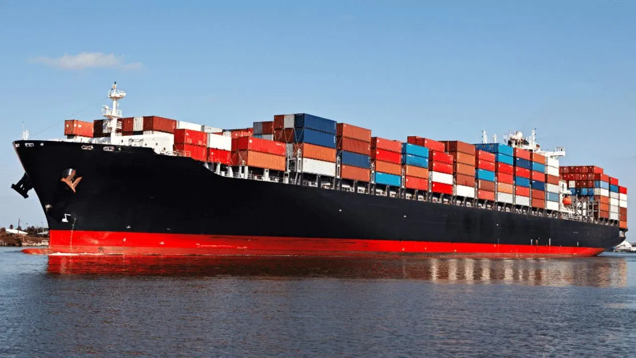 જહાજો લાંબી મુસાફરી કરે છે એટલે તેમાં ખૂબ મોટી માત્રામાં ઈંધણ ભરવામાં આવે છે. મોટાભાગના મોટા જહાજો ડીઝલ અથવા અન્ય ફોસિલ ફ્યુઅલથી ચાલે છે. દરિયામાં અનેક દિવસો અને ક્યારેક તો અઠવાડિયા સુધી મુસાફરી કરવી પડે છે, તેથી જહાજમાં મોટા ટાંકા બનાવવામાં આવે છે જેમાં હજારો લિટર ઈંધણ સંગ્રહિત રાખવામાં આવે છે. આથી સામાન્ય રીતે મુસાફરી દરમિયાન ઈંધણ ખતમ થવાની શક્યતા ખૂબ ઓછી રહે છે. (ફોટો ક્રેડિટ-સોશિયલ મીડિયા)