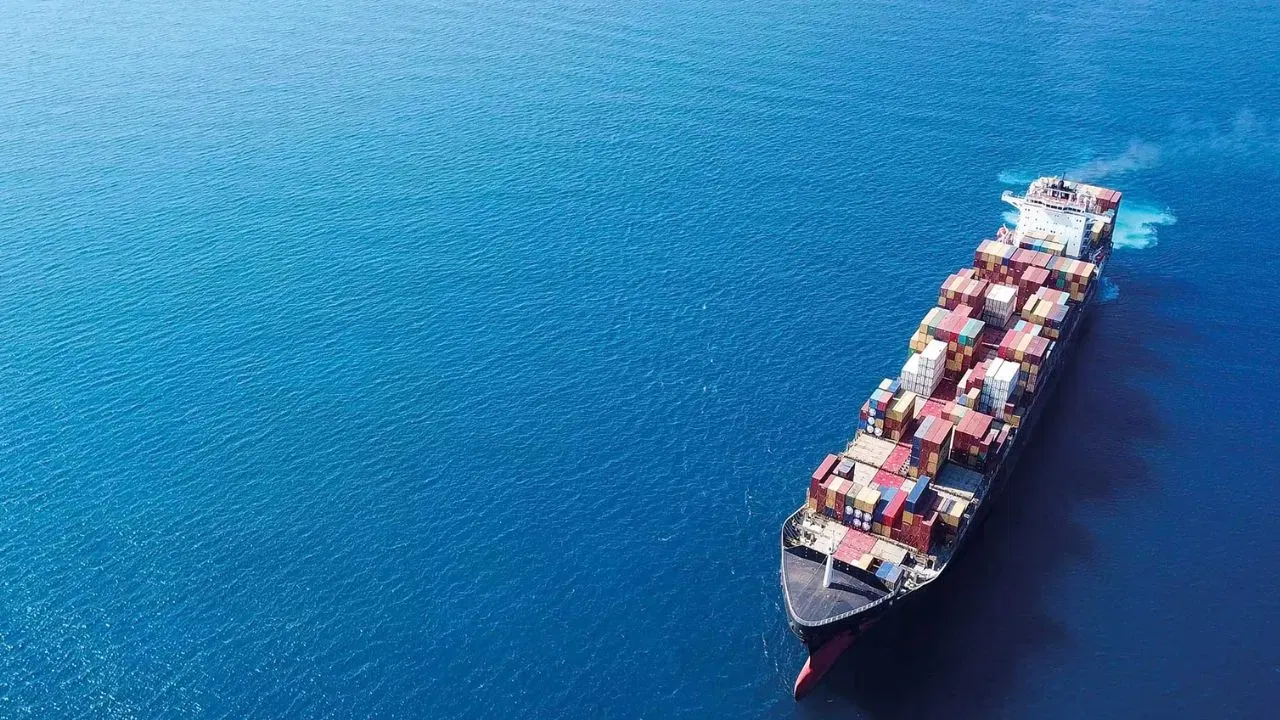 પણ જો કોઈ કારણસર સમુદ્રની વચ્ચે જહાજનું ઈંધણ ખતમ થઈ જાય તો ઘણા લોકોને લાગે છે કે જહાજ તરત જ ડૂબી જશે. હકીકતમાં એવું થતું નથી. જહાજનું બનાવટ એટલે કે તેની ડિઝાઇન એવું હોય છે કે તે પાણી પર તરતું રહે. જહાજને આગળ ચલાવવા માટે એન્જિનની જરૂર પડે છે, પરંતુ પાણી પર તરવા માટે ઈંધણ જરૂરી નથી. તેથી ઈંધણ પૂરુ થઈ જાય તો જહાજ ડૂબતું નથી, માત્ર ત્યાં જ અટકી જાય છે. (ફોટો ક્રેડિટ-સોશિયલ મીડિયા)