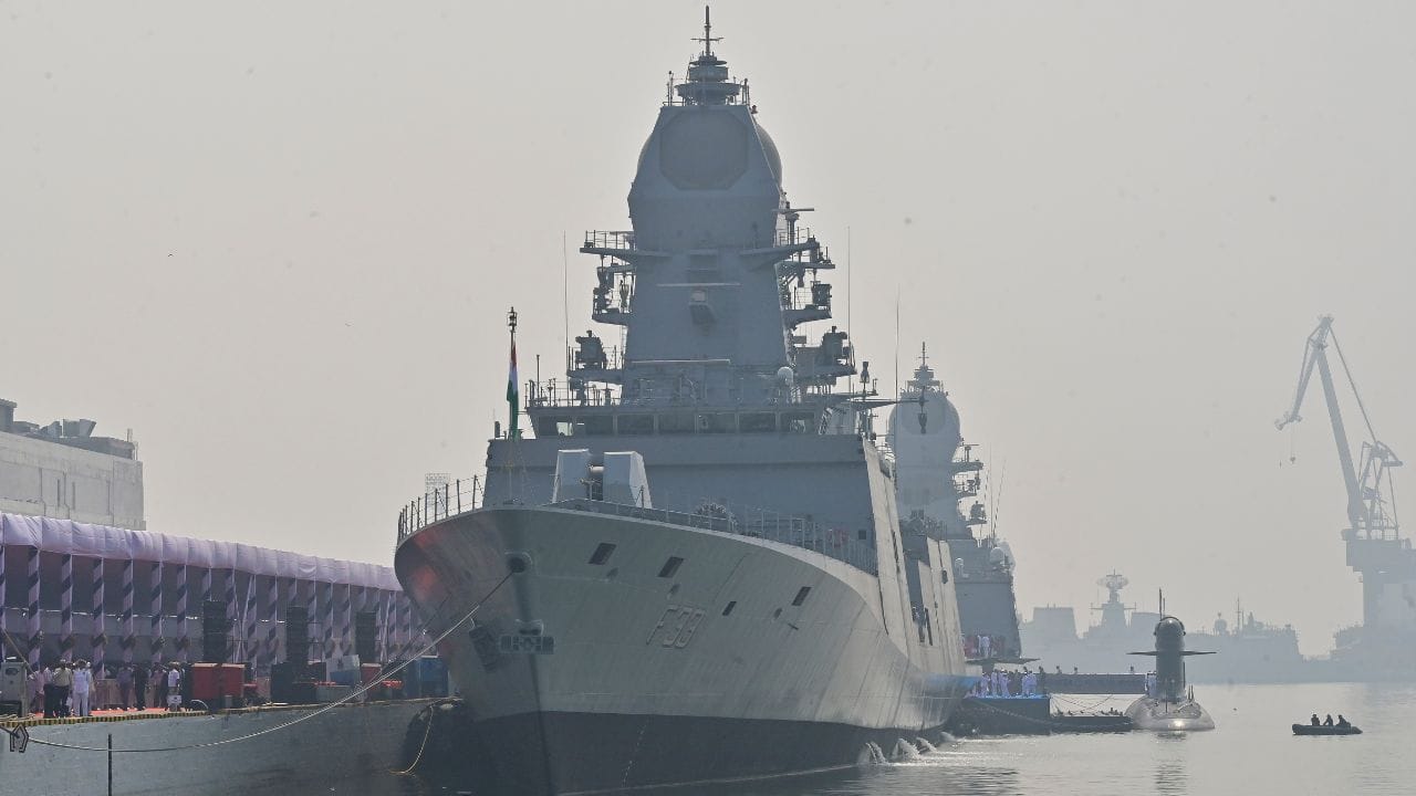 વ્યૂહાત્મક પરિવર્તનની આવશ્યકતા : ભારતીય શિપિંગ ક્ષેત્રમાં રહેલી અપાર સંભાવનાઓ છતાં, 'ગ્લોબલ ફ્લીટ પેરાડોક્સ' ભારતની બ્લુ ઇકોનોમી માટે એક મોટી વ્યાપારી હાર સમાન છે. જ્યાં સુધી ભારત તેના કરવેરા માળખાને સ્પર્ધાત્મક નહીં બનાવે, ધિરાણ પ્રક્રિયા સરળ નહીં કરે અને નિયમનકારી જટિલતાઓને દૂર નહીં કરે, ત્યાં સુધી 'ભારતીય' જહાજો માત્ર કાગળ પર જ વિદેશી રહેશે. હવે પ્રશ્ન એ છે કે, શું ભારત તેના શિપિંગ કાયદાઓમાં ધરખમ સુધારા કરીને આ વિરોધાભાસને તોડવાની અને વૈશ્વિક દરિયાઈ શક્તિ તરીકે ઉભરી આવવાની હિંમત બતાવશે?
(Credits: Getty Images and PTI Photo)