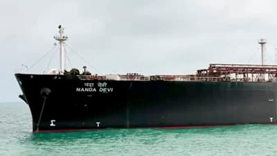 Indian Ships Registration :  ભારતીય સમુદ્રકાંઠે લંગરાયેલા અને ભારતીય નામો ધરાવતા વિશાળ જહાજો જોઈને કોઈપણ ભારતીયનું ગૌરવ વધે તે સ્વાભાવિક છે. પરંતુ આ ગૌરવ પાછળ એક વરવી વાસ્તવિકતા છુપાયેલી છે. શું તમે જાણો છો કે આમાંના મોટાભાગના જહાજો કાયદેસર રીતે ભારતીય નથી? આ એક એવો 'ગ્લોબલ ફ્લીટ પેરાડોક્સ' (વૈશ્વિક કાફલાનો વિરોધાભાસ) છે, જ્યાં ભારતીય ક્રૂ અને ભારત સાથે સીધું જોડાણ હોવા છતાં, જહાજો વિદેશી ધ્વજ હેઠળ સમુદ્ર ખેડે છે. આ સ્થિતિ પાછળ માત્ર વ્યાપારી ગણતરીઓ જ નહીં, પણ ભારતનું જટિલ નિયમનકારી માળખું અને પ્રતિકૂળ આર્થિક નીતિઓ જવાબદાર છે.