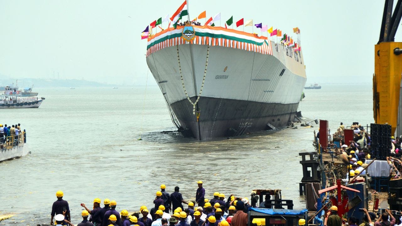 સુવિધાના ધ્વજ: પનામા અને લાઇબેરિયાની પસંદગી કેમ?  :  આંતરરાષ્ટ્રીય મેરિટાઈમ કાયદા મુજબ, દરેક જહાજની કોઈ એક રાષ્ટ્રમાં નોંધણી હોવી અનિવાર્ય છે, પરંતુ માલિકે પોતાના જ દેશનો ધ્વજ વાપરવો તેવો કોઈ વૈશ્વિક નિયમ નથી. આ છટકબારીને કારણે જ 'સુવિધાના ધ્વજ' (Flags of Convenience) ની લોકપ્રિયતા વધી છે. પનામા, લાઇબેરિયા અને માર્શલ ટાપુઓ જેવા દેશો આજે વૈશ્વિક શિપિંગના કેન્દ્રો બન્યા છે કારણ કે ત્યાં જહાજની નોંધણીની પ્રક્રિયા અત્યંત સુગમ છે અને વહીવટી માળખું ઉદ્યોગ-સાહસિકોને અનુકૂળ છે.