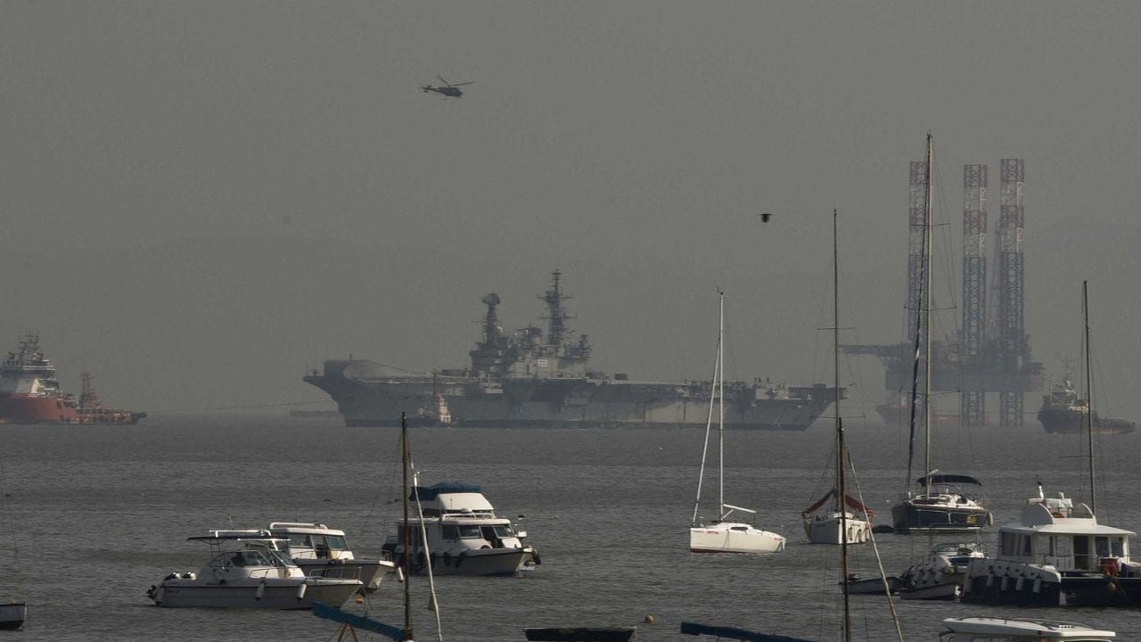 શિપિંગ કંપનીઓ ઘણીવાર પનામા, લાઇબેરિયા અને માર્શલ ટાપુઓ જેવા દેશો પસંદ કરે છે; આનું કારણ એ છે કે તેઓ ઓછા કર, ન્યૂનતમ કાગળકામ અને ફ્લેક્સિબલ (Flexible) નિયમો સાથે શ્રેષ્ઠ કાનૂની સુવિધા ઓફર કરે છે.
