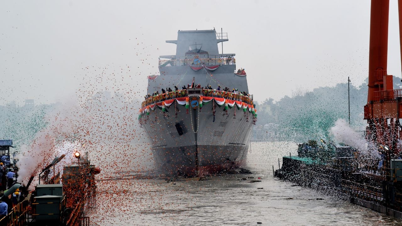 વિદેશમાં નોંધણી: કાર્યકારી ક્ષમતા વધારવાની વ્યાપારી વ્યૂહરચના :  વિદેશી ધરતી પર જહાજની નોંધણી કરાવવી એ માત્ર કર બચાવવાનો માર્ગ નથી, પરંતુ વ્યવસાયિક ગતિશીલતા અને કાર્યકારી મૂડી (Operating Capital) જાળવવાની એક સોચી-સમજેલી વ્યૂહરચના છે. લાઇબેરિયા કે પનામા જેવા દેશોમાં વહીવટી પ્રક્રિયાઓ અત્યંત ઝડપી અને સરળ છે, જે સંચાલન ખર્ચમાં નોંધપાત્ર ઘટાડો કરે છે. ભારતના જટિલ નિયમનકારી અવરોધોની તુલનામાં અહીં 'કોસ્ટ ઓફ કોમ્પ્લાયન્સ' (નિયમ પાલનનો ખર્ચ) અત્યંત ઓછો છે, જે આંતરરાષ્ટ્રીય સ્પર્ધામાં ટકી રહેવા માટે કંપનીઓને જરૂરી લવચીકતા પૂરી પાડે છે.
