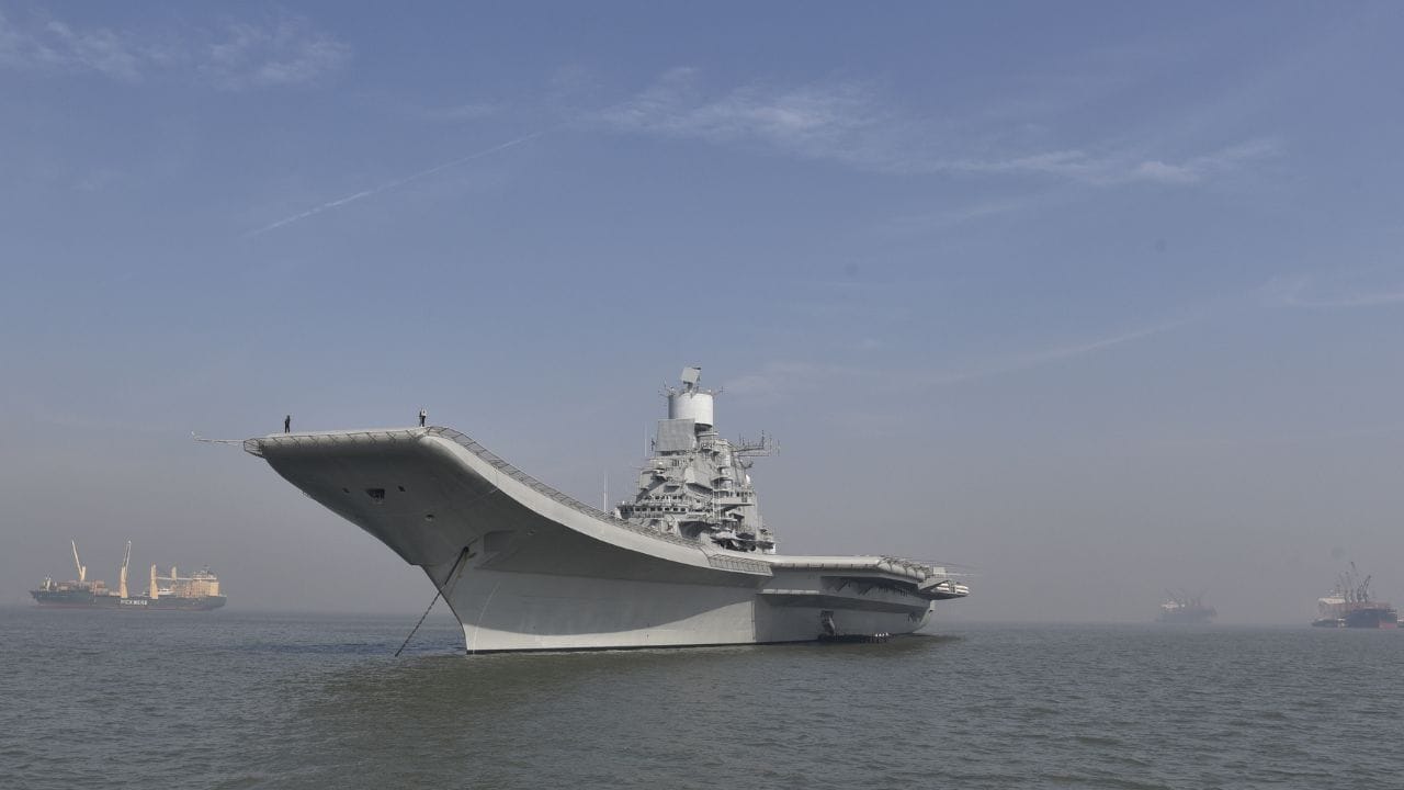 ભારતમાં ઊંચો રાજકોષીય બોજ: 7.5% ની કિંમત :  ભારતીય ધ્વજ હેઠળ જહાજ ચલાવવું એ આર્થિક રીતે એક મોટો 'રાજકોષીય બોજ' સાબિત થાય છે. વૈશ્વિક બજારમાં જ્યારે અન્ય દેશો સબસીડી અને કરમુક્તિ આપી રહ્યા છે, ત્યારે ભારતનું ટેક્સ માળખું સ્થાનિક શિપિંગ ઉદ્યોગની કમર તોડી રહ્યું છે:
