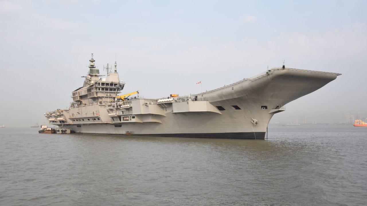 કડક નિયમનકારી માળખું અને પાલનના પડકારો : ભારતના દરિયાઈ કાયદાઓ અત્યંત કડક પાલનની અપેક્ષા રાખે છે, જે ઘણીવાર શિપિંગ કંપનીઓ માટે અમલદારશાહીની જાળ બની જાય છે. સલામતી, ક્રૂ સુખાકારી અને સંચાલન સંબંધિત કાયદાઓ ઉપરાંત, માલિકી હક્ક અંગેના કડક માપદંડો પણ એક મોટી સમસ્યા છે. ભારતીય ધ્વજ ધારણ કરવા માટે જહાજની માલિકી ધરાવતી કંપની ભારતમાં જ નોંધાયેલી હોવી અનિવાર્ય છે. આ પ્રકારના કઠોર નિયમો વૈશ્વિક રોકાણકારોને આકર્ષવામાં નિષ્ફળ રહ્યા છે.
