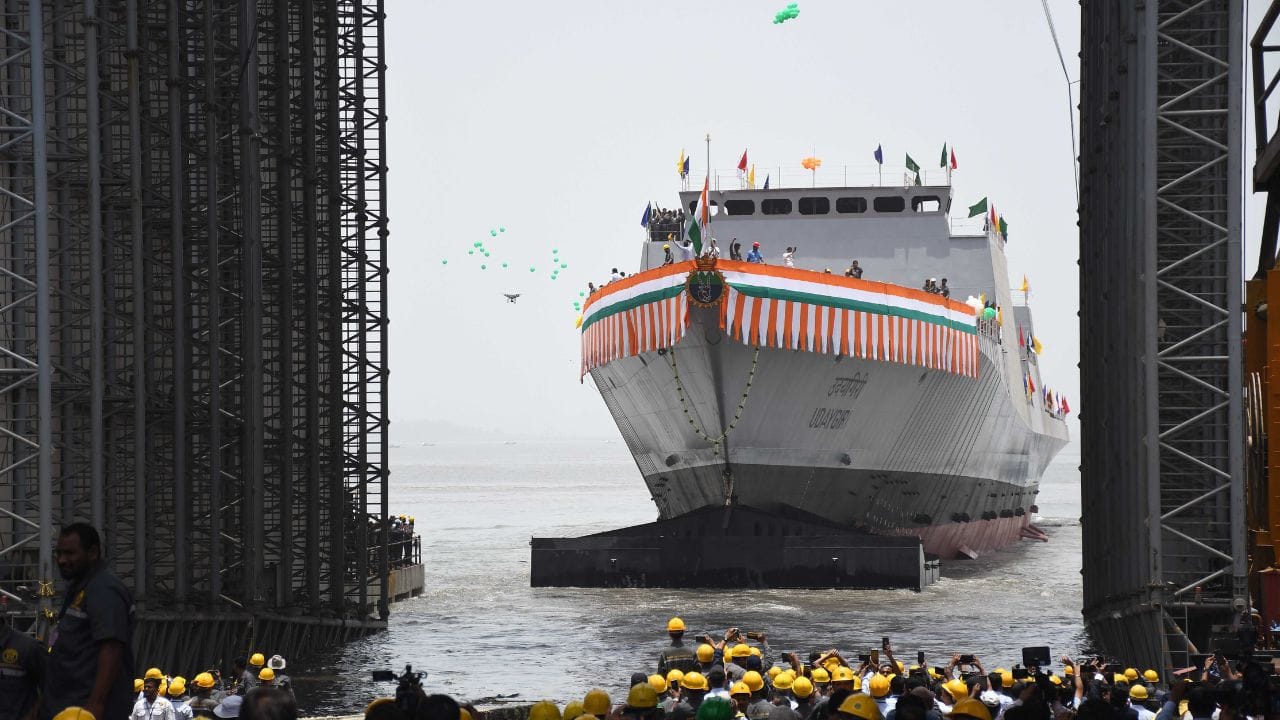 વિદેશી રોકાણકારો માટે અવરોધ: વિદેશી શિપિંગ કંપનીઓએ ભારતીય ધ્વજવાળા જહાજો દ્વારા ઉત્પન્ન થતી આવક પર આશરે 7.5% કર ચૂકવવો પડી શકે છે. આ જોગવાઈ આંતરરાષ્ટ્રીય કંપનીઓને ભારતીય ધ્વજ અપનાવતા અટકાવે છે.
