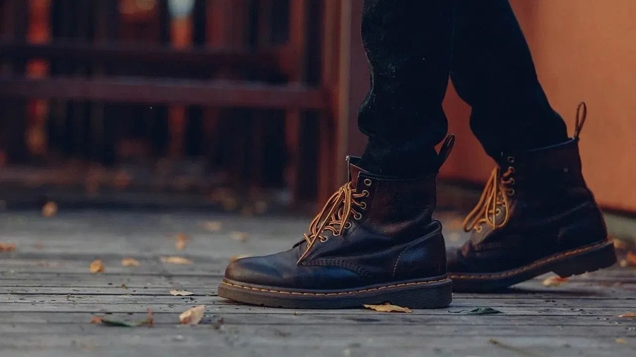 શૂઝની પાછળ જે પટ્ટી હોય છે. તેને પુલ લૂપ (Pull Loop)  કહેવામાં આવે છે. એવું કહેવામાં આવે છે કે, 19મી સદીમાં અમેરિકામાં આનો ઉપયોગ કરવાનું શરુ થયું હતુ. હવે આ એક ફેશન બની ગઈ છે.