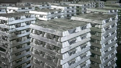 વૈશ્વિક અશાંતિ અને યુદ્ધની સ્થિતિ વચ્ચે ચીને ચાંદીના બજારમાં એક મોટું પગલું ભર્યું છે. વર્ષ 2026ના પ્રથમ બે મહિનામાં જ ચીને ચાંદીની આયાતમાં છેલ્લા 8 વર્ષનો રેકોર્ડ તોડી નાખ્યો છે. કસ્ટમ્સ ડેટા અનુસાર, જાન્યુઆરી અને ફેબ્રુઆરીમાં ચીને 790 ટનથી વધુ ચાંદીની આયાત કરી છે, જેમાં માત્ર ફેબ્રુઆરીમાં જ 470 ટનનો વાર્ષિક રેકોર્ડ નોંધાયો છે.