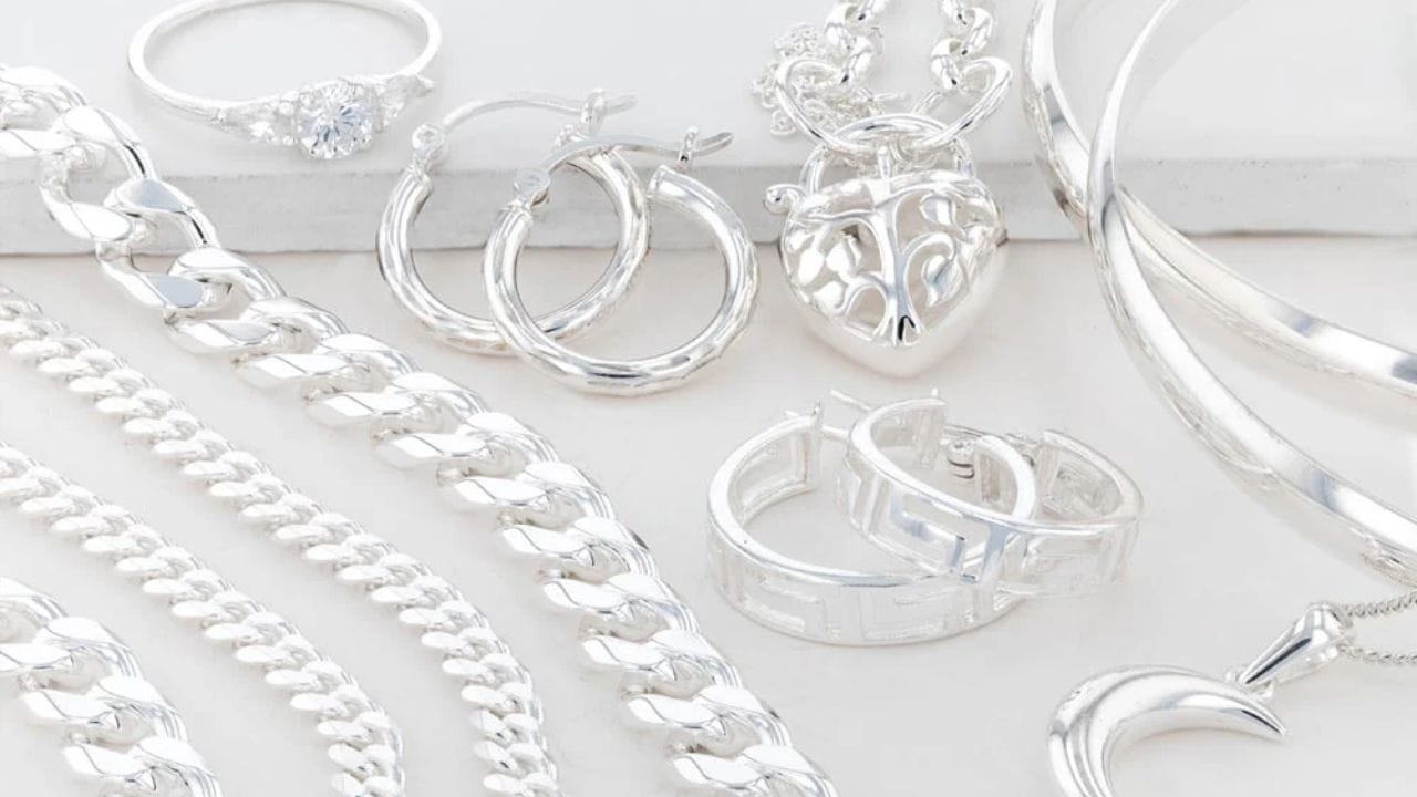 ભારત પર શું અસર પડશે?: ભારત જેવા દેશ પર આની અસર થવાની શક્યતા છે. કારણ કે અહીં ચાંદીનો વપરાશ વધારે છે. જો આંતરરાષ્ટ્રીય ભાવમાં વધારો થશે, તો સ્થાનિક બજારમાં પણ ચાંદી વધુ મોંઘી થશે. આનાથી ઘરેણાં ખરીદનારાઓ અને રોકાણકારો બંને પર અસર પડશે. જ્યારે આ નાના રોકાણકારો માટે તક રજૂ કરી શકે છે, તો જોખમોને અવગણી શકાય નહીં.