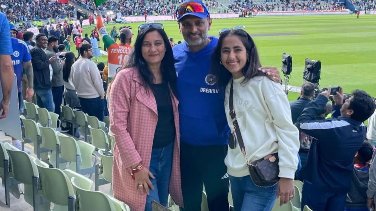 સીતાંશુ કોટકનો જન્મ રાજકોટમાં થયો હતો. તે એક ગુજરાતી પરિવારમાંથી આવે છે. ક્રિકેટર થી લઈ બેટિંગ કોચ બનવા સુધીની સીતાંશુ કોટકની જર્ની વિશે આજે આપણે વાત કરીએ.