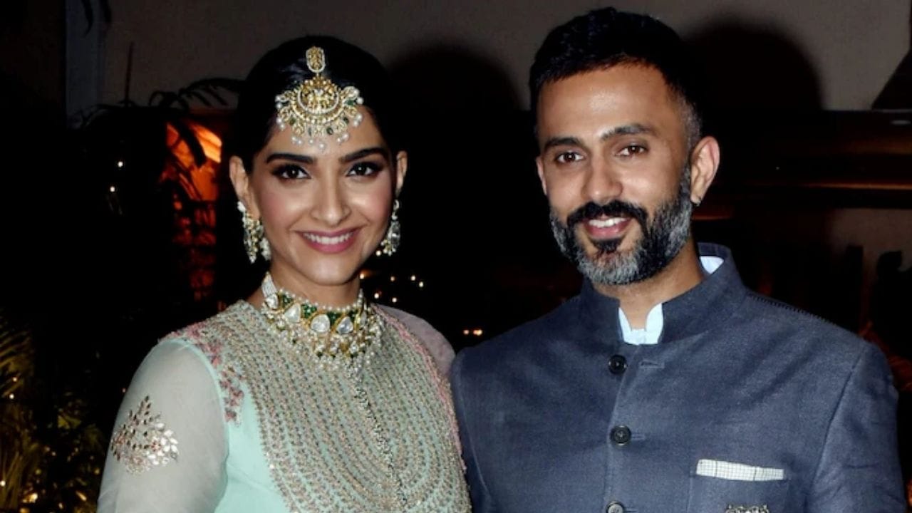 સોનમ પહેલી વાર આનંદને 2015 માં ફિલ્મ પ્રેમ રતન ધન પાયો ના પ્રમોશનલ ટૂર દરમિયાન મળી હતી. તેણીએ ખુલાસો કર્યો કે તેના મિત્રો તેને આનંદના એક મિત્ર સાથે સેટ કરવાનો પ્રયાસ કરી રહ્યા હતા, છતાં તેણી આનંદ સાથે વધુ વાત કરતી હતી. બે અઠવાડિયા સુધી મેસેજ કર્યા પછી, બંને એકબીજા માટે લાગણીઓ વિકસાવવા લાગ્યા. 2018 માં, આ દંપતીએ એક આત્મીય સમારોહમાં લગ્ન કર્યા. (ફોટો ક્રેડિટ-સોનમ કપુર ઈન્સ્ટાગ્રામ)