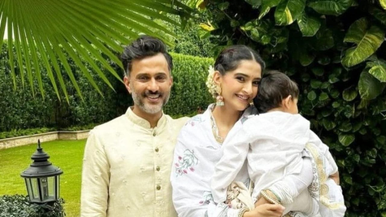 નોંધમાં આગળ કહેવામાં આવ્યું હતું: "વાયુ તેના નાના ભાઈનું સ્વાગત કરીને ખુશ છે, અને અમે આ કિંમતી નવા જીવન માટે પોતાને ખૂબ જ ધન્ય માનીએ છીએ જેણે અમારા ઘરને આનંદ અને પ્રેમથી ભરી દીધું છે. સોનમ અને આનંદ ચાર લોકોના પરિવાર તરીકે જીવનની આ સુંદર નવી સફર શરૂ કરવા માટે ખૂબ જ આભારી છીએ."(ફોટો ક્રેડિટ-સોનમ કપુર ઈન્સ્ટાગ્રામ)