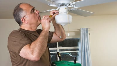 ઘરના પંખા ચાલતી વખતે કટ‑કટ અથવા ખટખટ અવાજ થવું સામાન્ય છે અને ઘણીવાર ઘરેલૂ ઉપાયો દ્વારા તેને ઠીક કરી શકાય છે. આ અવાજ લોકો માટે માત્ર અસ્વસ્થતા જ સર્જતો નથી, પરંતુ ધ્યાને વિક્ષેપ પણ લાવે છે. જો પંખા અવાજ કરે છે, તો તેના પાછળ અનેક સામાન્ય કારણ હોઈ શકે છે. (Image Credit Source: Getty Image) 
