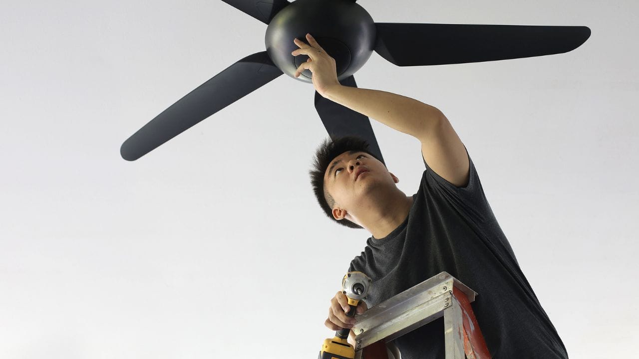 બીજું કારણ ધૂળ અને ગંદકીનું જમા થવું છે. પંખાની બ્લેડ્સ પર ધૂળ જમા થઈ જાય છે, જેના કારણે પંખો ચલાવતાં વાઇબ્રેશન અને અવાજ ઉત્પન્ન થાય છે. નરમ કપડાંથી અથવા હળવી વેક્યુમ ક્લીનરથી ધૂળ સાફ કરવાથી પંખો વધુ સ્મૂધ રીતે ચાલે છે. (Image Credit Source: Getty Image)
