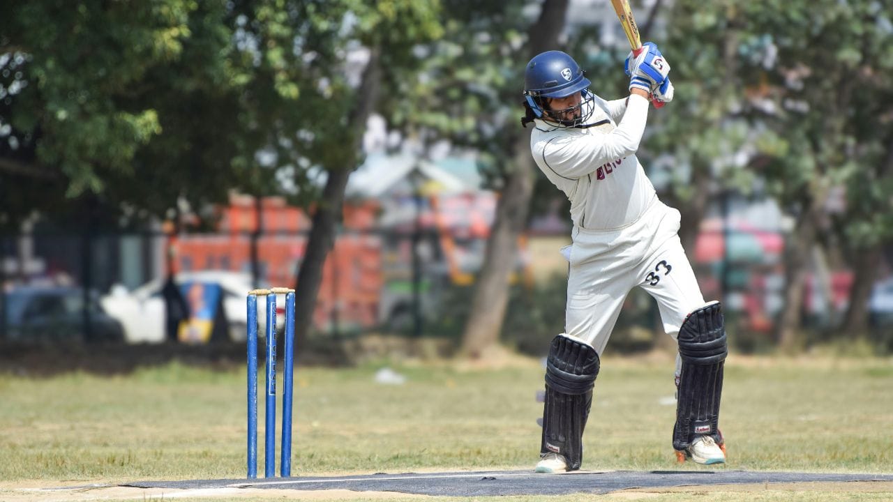 અમદાવાદમાં ક્રિકેટ પ્રત્યે યુવાનોમાં ઉત્સાહ સતત વધી રહ્યો છે. ઘણા યુવાનો હવે ક્રિકેટને માત્ર શોખ તરીકે નહીં પરંતુ કરિયર તરીકે પણ જોવાનું શરૂ કરી રહ્યા છે. આ કારણે શહેરમાં વિવિધ વિસ્તારોમાં પ્રોફેશનલ ક્રિકેટ એકેડેમીઓ ઉભી થઈ છે, જ્યાં ટેકનિક, ફિટનેસ અને ગેમ સ્ટ્રેટેજીનું સંપૂર્ણ ટ્રેનિંગ આપવામાં આવે છે. (Image Credit Source: Social Media)
