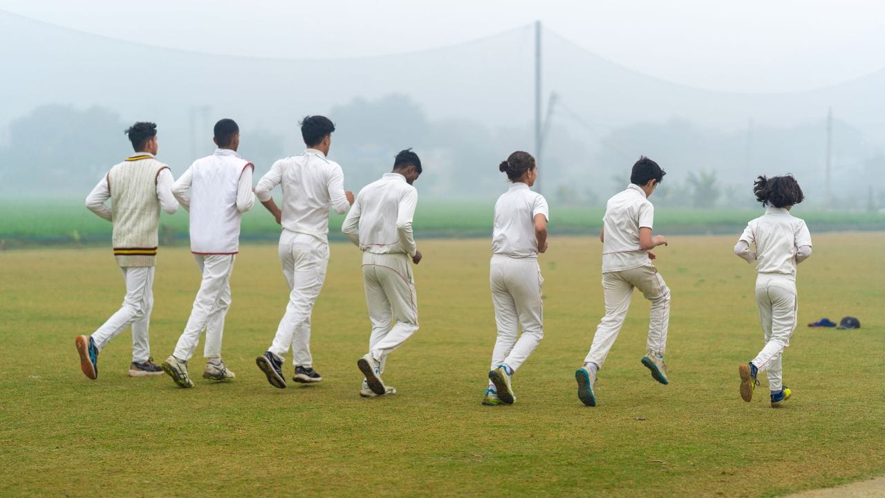 આ તમામ એકેડેમીઓમાં બેટિંગ, બોલિંગ, ફિલ્ડિંગ, ફિટનેસ ટ્રેનિંગ, ડાયેટ ગાઇડન્સ અને મેચ પ્રેક્ટિસ જેવી સુવિધાઓ આપવામાં આવે છે. ઘણા સ્થળોએ ટર્ફ પિચ અને બાઉલિંગ મશીન જેવી આધુનિક સુવિધાઓ પણ ઉપલબ્ધ છે, જે ખેલાડીઓને રિયલ મેચ જેવી તૈયારીમાં મદદ કરે છે. (Image Credit Source: Social Media)