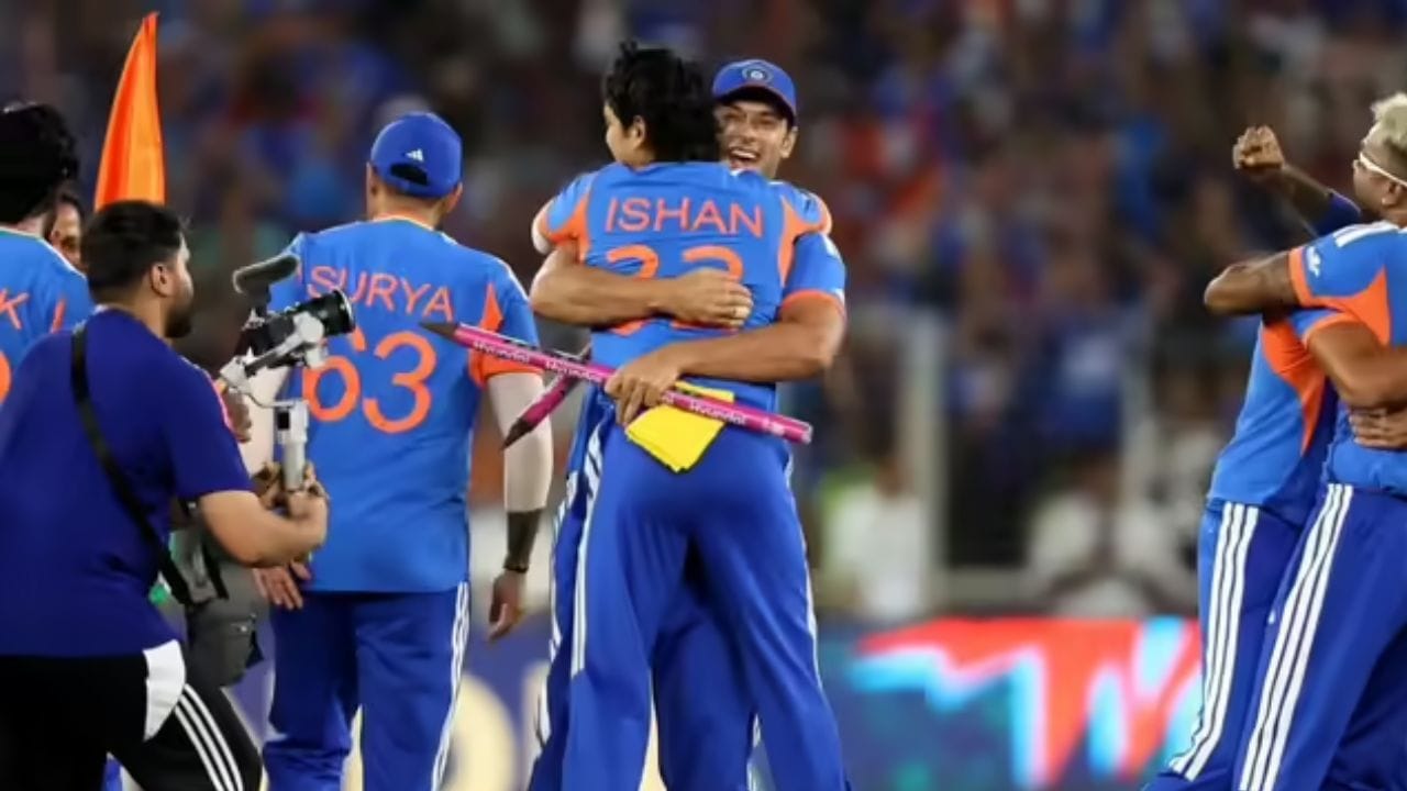 27 વર્ષ પહેલાં, ICC એ એક નિયમ સ્થાપિત કર્યો હતો જે મુજબ વિજેતા ટીમને મૂળ ટ્રોફી રજૂ કરવી ફરજિયાત છે. પરંતુ ફોટો સેશન અને વિજય પરેડમાં તેનો ઉપયોગ કર્યા પછી, તેને પરત કરવી પડશે. તેના બદલે ICC વિજેતા ટીમને એક ડમી ટ્રોફી આપશે જે બિલકુલ મૂળ જેવી જ દેખાય છે. તેમાં સોના અને ચાંદીનો પણ ઉપયોગ થાય છે.  (ફોટો ક્રેડિટ-સોશિયલ મીડિયા)