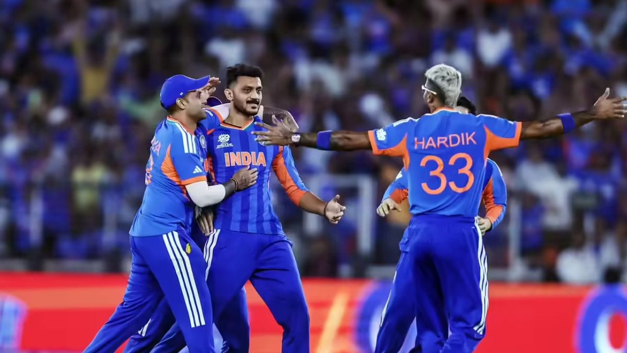 ICC નિયમો અનુસાર, કોઈપણ વિજેતા ટીમને વાસ્તવિક ટ્રોફી આપવામાં આવતી નથી. તેના બદલે, તેમને ડમી અથવા પ્રતિકૃતિ ટ્રોફી આપવામાં આવે છે. વાસ્તવિક ટ્રોફી ફક્ત એવોર્ડ સમારોહમાં જ રજૂ કરવામાં આવે છે. ટ્રોફી સાથે ટીમના ફોટોશૂટ પછી, મૂળ ટ્રોફી ICC ને પરત કરવામાં આવે છે. (ફોટો ક્રેડિટ-સોશિયલ મીડિયા)