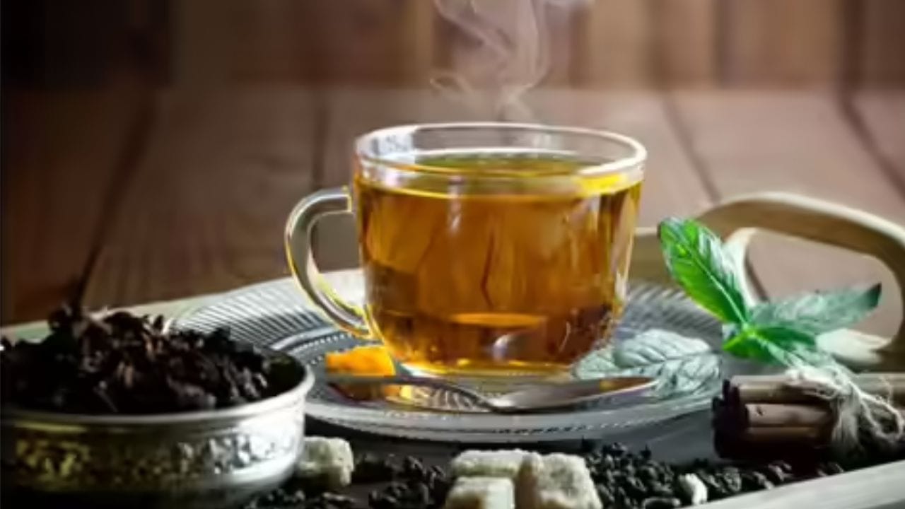 આ ઉપરાંત બિહાર, ઝારખંડ અને પૂર્વી ઉત્તર પ્રદેશમાં સત્તુનું શરબત પીવાની પરંપરા હતી. શેકેલા ચણામાંથી બનેલું સત્તુ માત્ર પ્રોટીનથી ભરપૂર નથી પણ લાંબા સમય સુધી ટકી રહેતી ઉર્જા પણ પૂરી પાડે છે. મહેનતુ ખેડૂતો અને મજૂરો માટે તે સવારનું સંપૂર્ણ ભોજન માનવામાં આવતું હતું. (ફોટો Google)