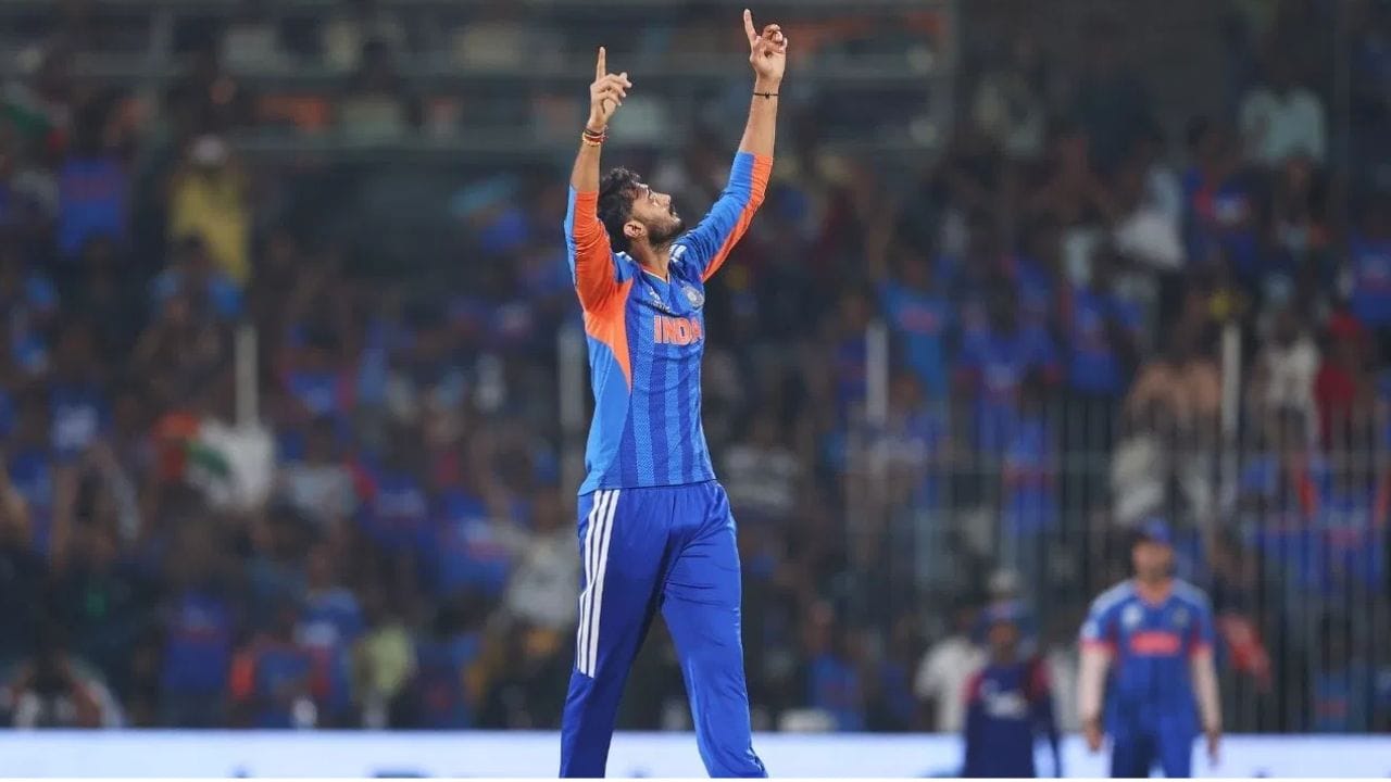 અક્ષર પટેલની શાનદાર ફિલ્ડિંગ: અક્ષર પટેલે ઇંગ્લેન્ડના કેપ્ટન હૈરી બ્રૂકનો કેચ લગભગ 24 મીટર જેટલું  ઊંધી દિશામાં દોડીને ફ્લાઈંગ કેચ પકડ્યો અને વિલ જેક્સના કેચમાં મહત્વનું યોગદાન આપ્યું. (Photo Credit-GettyImages)