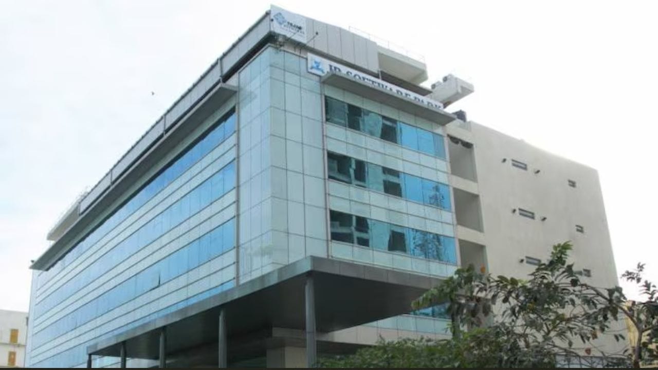 તેજસ નેટવર્ક્સનો ઓલ ટાઈમ હાઈ ભાવ ₹1495.10 છે. કંપનીના શેર આ સ્તરથી 80% થી વધુ ઘટીને ₹294.10 થયા છે. તેજસ નેટવર્ક્સના શેર છેલ્લા વર્ષમાં 31% થી વધુ ઘટ્યા છે. છેલ્લા છ મહિનામાં, કંપનીના શેર લગભગ 20% ઘટ્યા છે.  (ફોટો ક્રેડિટ-સોશિયલ મીડિયા)