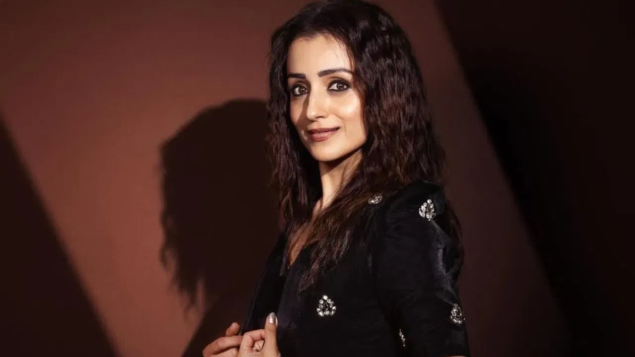 પાછળથી, એક ઇન્ટરવ્યુમાં, ત્રિશા કૃષ્ણને સ્પષ્ટપણે કહ્યું કે તે ક્યારેય અભિનય છોડવા માંગતી નથી. તેણીએ કહ્યું કે જો લગ્નનો અર્થ ફિલ્મો છોડવાનો હોય, તો તે લગ્ન કરતાં પોતાનું કરિયર પસંદ કરશે. આ જ કારણ હતું કે તેણીએ સગાઈ તોડી નાખવાનો નિર્ણય લીધો. (ફોટો ક્રેડિટ- ઈન્સ્ટાગ્રામ)