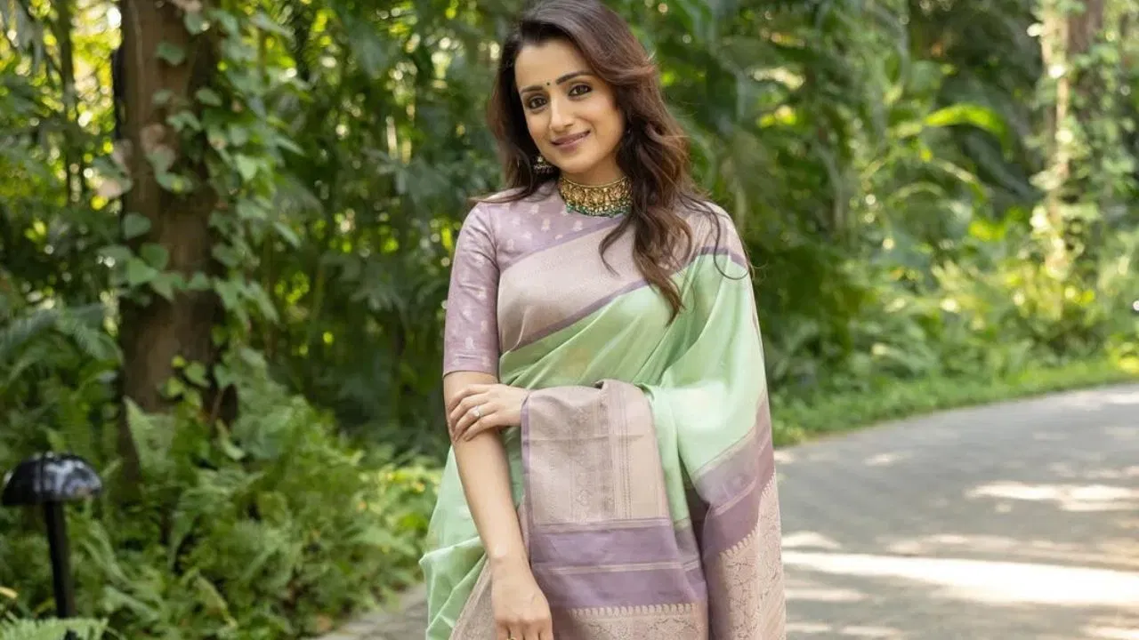  પ્રખ્યાત દક્ષિણ ભારતીય અભિનેત્રી ત્રિશા કૃષ્ણન હાલમાં તેમની ફિલ્મો કરતાં તેમના અંગત જીવનને કારણે વધુ ચર્ચામાં છે. જ્યારે તેમની ભૂતકાળમાં તેના રિલેશન ફરીથી હેડલાઇન્સમાં આવી રહ્યા છે, કારણ કે હવે તેમનું નામ દક્ષિણના સુપરસ્ટાર થલાપતિ વિજય સાથે જોડાઈ રહ્યું છે. (ફોટો ક્રેડિટ- ઈન્સ્ટાગ્રામ)