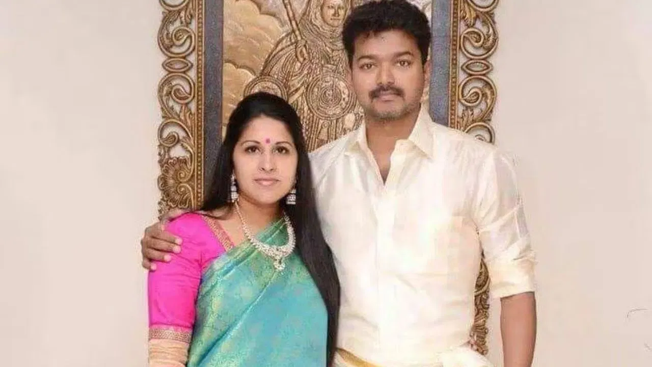  સંગીતાએ વિજય પર એક અભિનેત્રી સાથે લગ્નેત્તર સંબંધ હોવાનો પણ આરોપ લગાવ્યો. જોકે અભિનેત્રીનું નામ લેવામાં આવ્યું નથી, લોકો ત્રિશાને વિજય સાથે જોડી રહ્યા છે, અને આ વિવાદ દરમિયાન વિજય અને ત્રિશાને કાર્યક્રમોમાં સાથે જોવા મળ્યા છે. (ફોટો ક્રેડિટ- ઈન્સ્ટાગ્રામ)