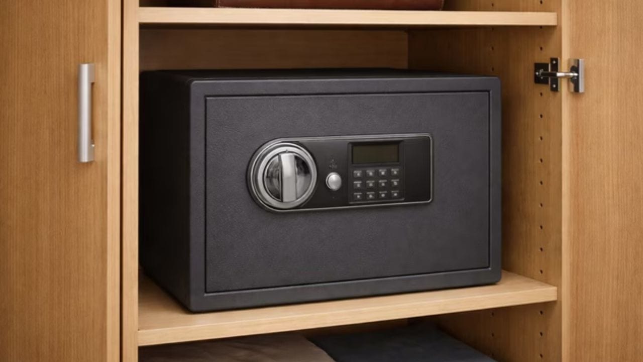 અરીસો મૂકવાનું ટાળો: તિજોરીની સામે અરીસો ન રાખો, કારણ કે આનાથી સંપત્તિના સંચયમાં અવરોધ આવી શકે છે. તૂટેલી વસ્તુઓ ન રાખો: તિજોરીમાં ફક્ત પૈસા અથવા જરૂરી દસ્તાવેજો રાખો. જૂની કે નકામી વસ્તુઓનો સંગ્રહ ન કરો.  (ફોટો ક્રેડિટ-સોશિયલ મીડિયા)