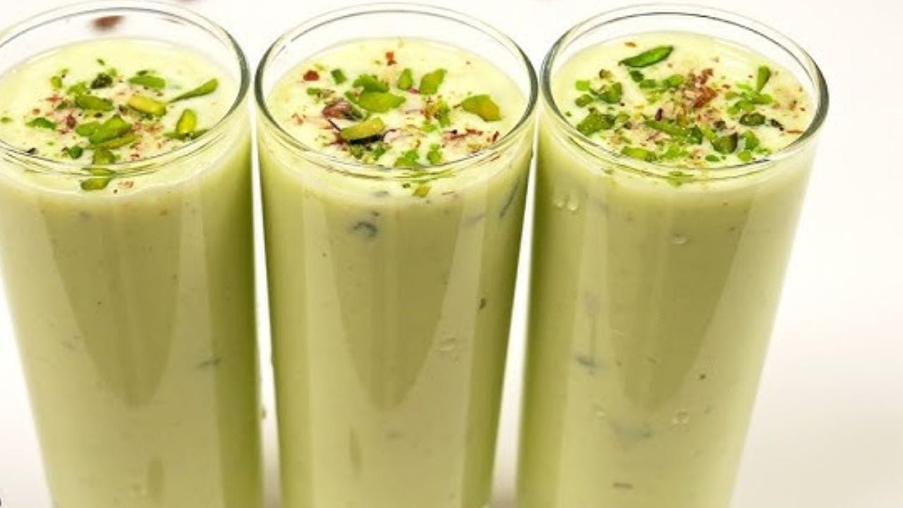 ખસખસ શરબત - ખસખસ એક પરંપરાગત શરબત છે જે ઉનાળા દરમિયાન શરીરને ઠંડક આપવા માટે અત્યંત ફાયદાકારક છે. આ માટે, ખસખસના મૂળને સારી રીતે ધોઈ લો અને પછી તેને પાણીમાં ઉમેરો અને ઉકાળો. તેને ઓછામાં ઓછા 20 મિનિટ સુધી ઉકળવા દો. તેમાં ખાંડ ઉમેરો અને શરબત જેવું ટેક્ચર બનાવો. એકવાર શરબત તૈયાર થઈ જાય, પછી તમે ફૂડ કલર ઉમેરી શકો છો, જે વૈકલ્પિક છે. તેનો સ્વાદ વધારવા માટે, ખસખસ એસેન્સ ઉમેરો. હવે, આ શરબતને એક ગ્લાસમાં રેડો, ઠંડુ પાણી ઉમેરો.