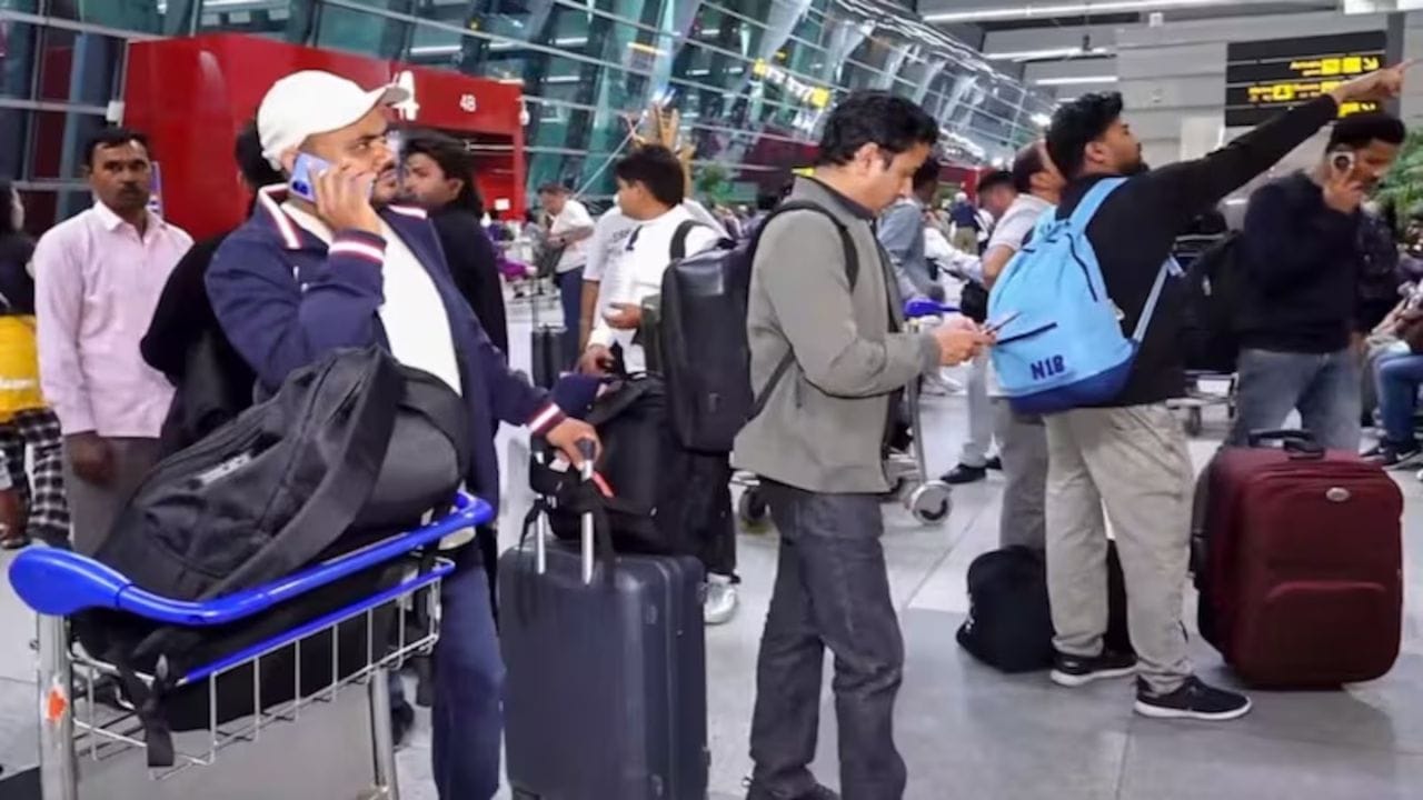  નિયમો અનુસાર, પ્રવાસીના દાવાને ફક્ત ત્યારે જ ધ્યાનમાં લેવામાં આવે છે જો તેમણે તે પ્રદેશમાં સંઘર્ષ અથવા સમસ્યા શરૂ થાય તે પહેલાં તેમની પોલિસી ખરીદી હોય. જો દુબઈ, કતાર, તેહરાન અથવા પશ્ચિમ એશિયામાં અન્યત્ર એરસ્પેસ અચાનક ભૌગોલિક રાજકીય તણાવને કારણે બંધ થઈ જાય, જેના કારણે પ્રવાસી ફસાઈ જાય, તો વીમા કંપની "ટ્રિપ વિલંબ", "ટ્રિપ અવરોધ" અથવા "ચૂકી ગયેલ કનેક્શન" લાભો હેઠળ વળતર આપી શકે છે. એકમાત્ર શરત એ છે કે સમસ્યા ઊભી થાય તે પહેલાં કવરેજ લેવામાં આવેલું હોવું જોઈએ. (ફોટો ક્રેડિટ-સોશિયલ મીડિયા