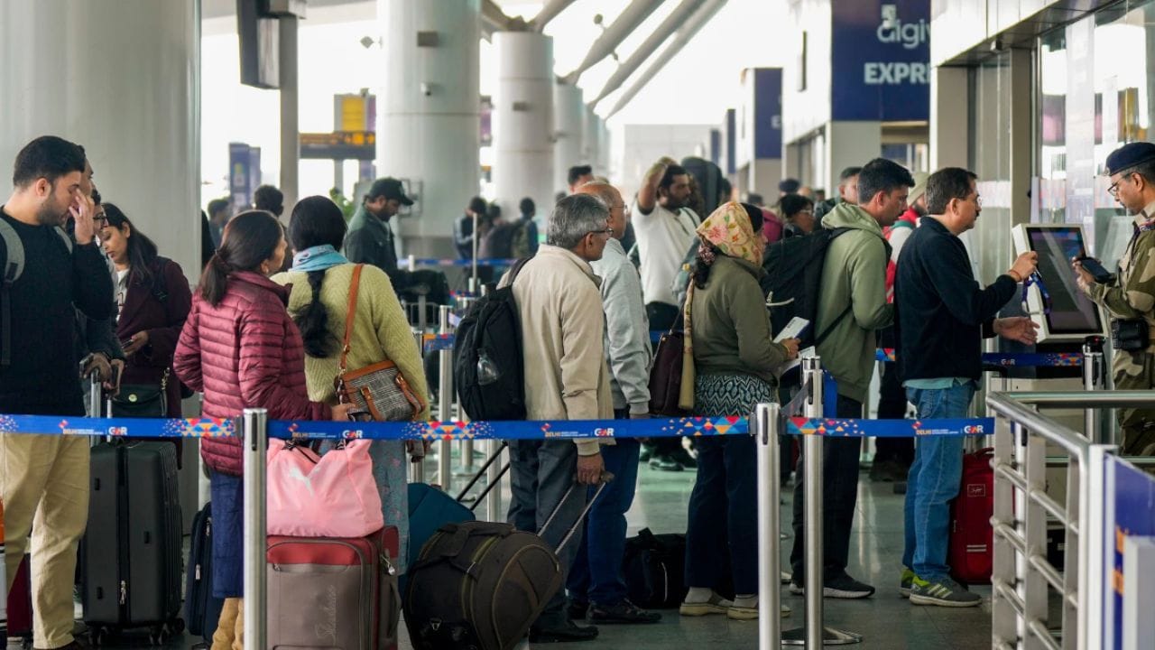 એરપોર્ટ પર લાંબા સમય સુધી અટકાયત રાખવાથી માનસિક અને શારીરિક સ્વાસ્થ્ય પર અસર પડે છે. તેથી, પ્રવાસી બીમાર પડવાનું અથવા અકસ્માતનો ભોગ બનવાનું જોખમ રહેલું છે. આ પરિસ્થિતિમાં મુસાફરી તબીબી વીમો મહત્વપૂર્ણ છે.(ફોટો ક્રેડિટ-સોશિયલ મીડિયા)