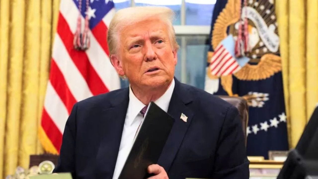 સેનેટર જેફ મર્કલીએ ટિપ્પણી કરી, "સિક્કાઓ પર દેખાતા ચહેરાઓ સરમુખત્યાર અને રાજાઓના છે - લોકશાહી નેતાઓના નહીં." તેમનો પક્ષ આ પહેલને ટ્રમ્પ દ્વારા ઇતિહાસના ઇતિહાસમાં તેમની વ્યક્તિગત છબીને કાયમી ધોરણે સ્થાપિત કરવાના પ્રયાસ તરીકે દર્શાવે છે. (ફોટો ક્રેડિટ-સોશિયલ મીડિયા)