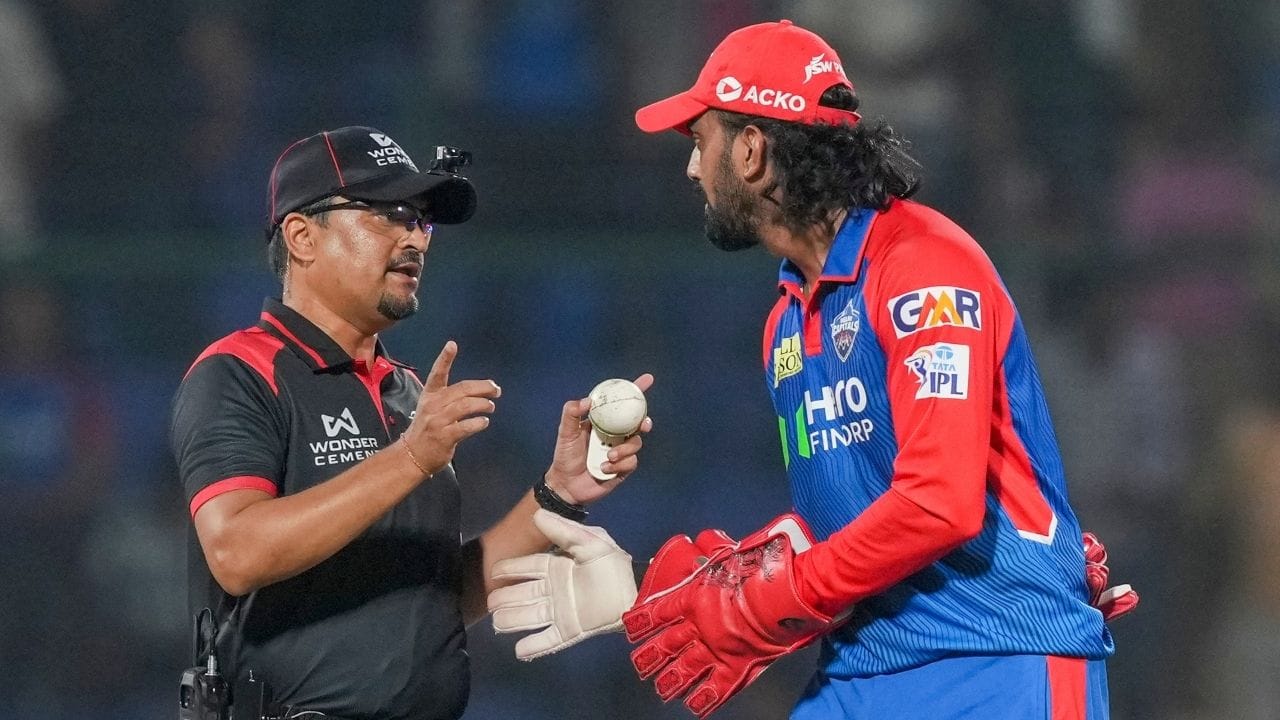 એક અનુમાન મુજબ આઈપીએલ મેચમાં જે અમ્પાયર મેદાન પર હોય છે. તેને એક મેચના 3 લાખ રુપિયા આપવામાં આવે છે. તો ફોર્થ અમ્પાયર એટલે કે, જે મેદાનની બહાર હોય તેને 2 લાખ રુપિયા આપવામાં આવે છે. આ એક અંદાજિત રકમ છે.