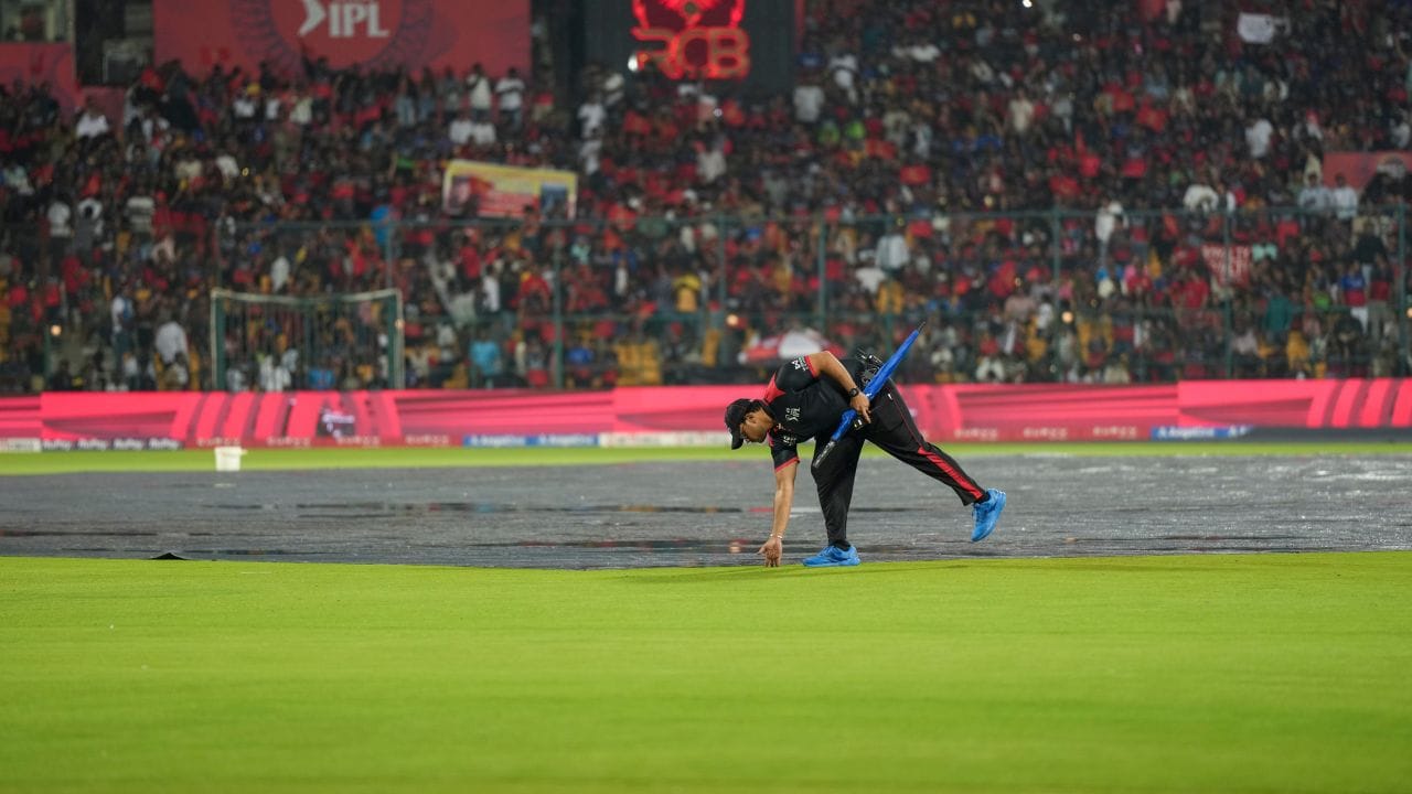  આઈસીસીની દુનિયામાં ટોપ 10 થી 12 અમ્પાયરોને એલીટ પેનલમાં સામેલ કરે છે. એલીટ પેનલમાં હોવાના અનેક ફાયદા થાય છે. આપણે આઈપીએલની વાત કરી રહ્યા છીએ તો. તમે પહેલાથી જ જોયું હશે કે મેચ ફી ઉપરાંત, એલીટ પેનલના સભ્યોને અલગ રકમ પણ ચૂકવવામાં આવે છે. ફરીથી, અમે તમને યાદ અપાવીએ છીએ કે આ અંદાજિત આંકડા છે,વાસ્તવિક રકમ વધારે કે ઓછી હોઈ શકે છે.    (ALL photo : PTI)