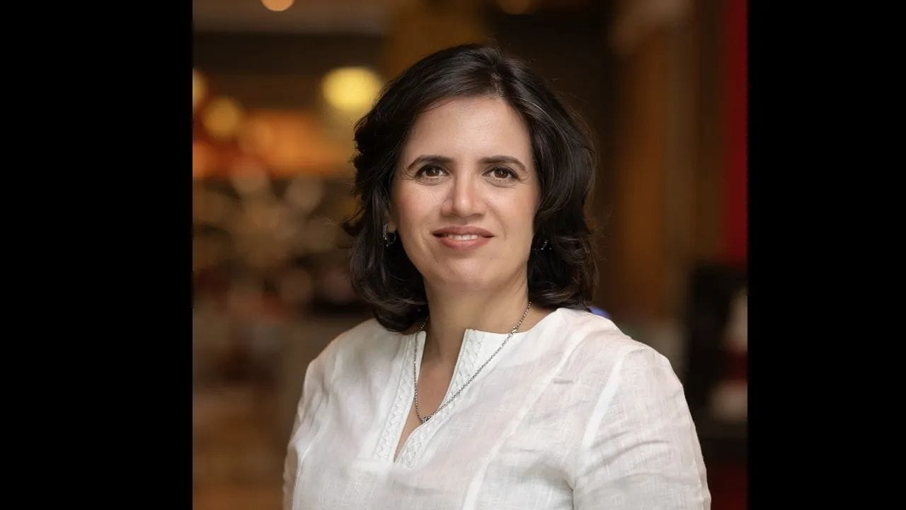 વધુમાં ઉપાસના તાકુ MobiKwikના સહ-સ્થાપક, એક્ઝિક્યુટિવ ડિરેક્ટર અને સીએફઓ છે. તેમણે 2009 માં બિપિન પ્રીત સિંહ સાથે કંપનીની સ્થાપના કરી હતી. એનઆઈટી જલંધરમાંથી એન્જિનિયરિંગ ડિગ્રી અને સ્ટેનફોર્ડ યુનિવર્સિટીમાંથી માસ્ટર ડિગ્રી પૂર્ણ કર્યા પછી, તેમણે પેપાલમાં કામ કર્યું, જ્યાં તેમને ડિજિટલ ચુકવણી સિસ્ટમ્સની ઊંડી સમજ મળી. ડિસેમ્બર 2014 માં, મોબીક્વિકે તેનો આઈપીઓ લોન્ચ કર્યો, જે જાહેર બજારમાં પ્રવેશ્યો. ઉપાસનાએ કંપનીની નાણાકીય વ્યૂહરચના અને વૃદ્ધિમાં મુખ્ય ભૂમિકા ભજવી હોવાનું માનવામાં આવે છે.
