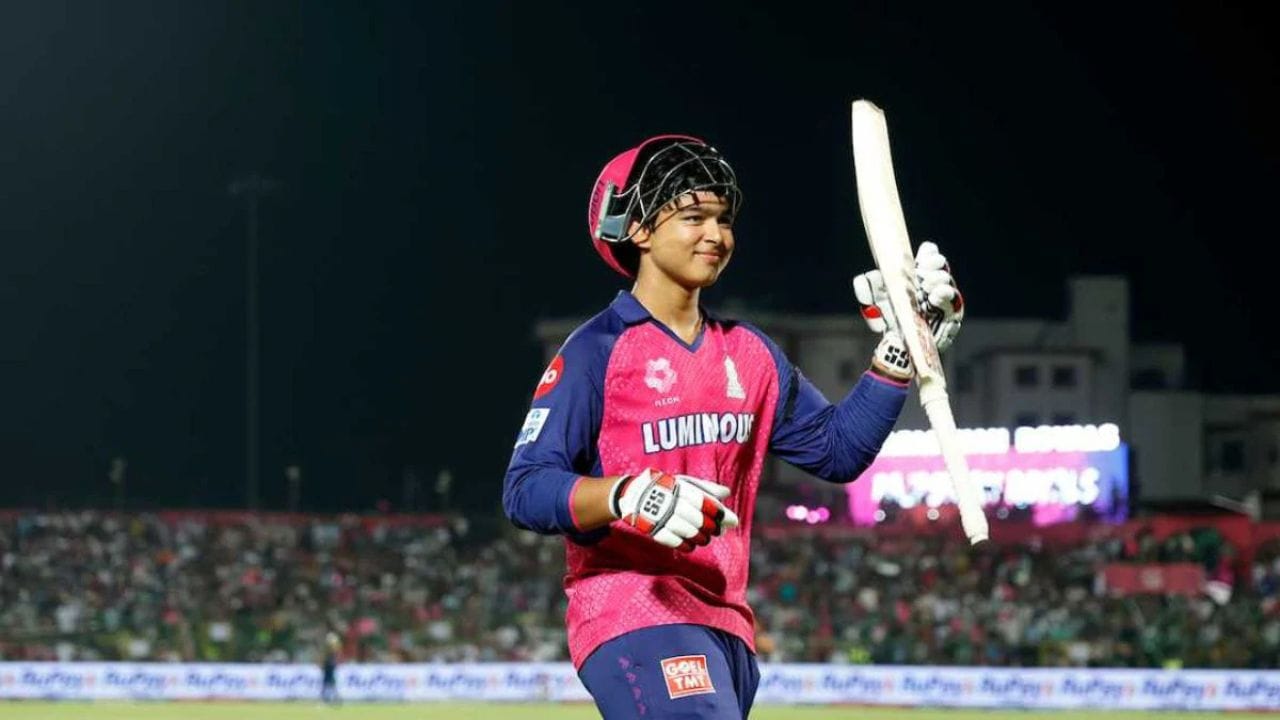 Universal Cricket Academy- ન્યૂ રાણીપ (North Ahmedabad): ન્યૂ રાણીપ વિસ્તાર ઉત્તર અમદાવાદમાં આવેલો છે. અહીં રહેતા વિદ્યાર્થીઓ માટે આ એકેડેમી અનુકૂળ છે. આ એકેડેમી ગ્રુપ અને પર્સનલ કોચિંગ માટે જાણીતી છે અને શરૂઆતથી એડવાન્સ લેવલ સુધી ટ્રેનિંગ આપે છે. Universal Cricket Academy માં ફી સ્ટ્રક્ચર સ્પષ્ટ રીતે વહેંચાયેલું છે. અહીં 3 મહિના માટે લગભગ ₹10,000, 6 મહિના માટે ₹16,000 અને 1 વર્ષ માટે ₹30,000 સુધી ફી લેવામાં આવે છે. પર્સનલ કોચિંગ માટે માસિક ફી અંદાજે ₹10,000 છે. (Image Credit Source: Social Media)