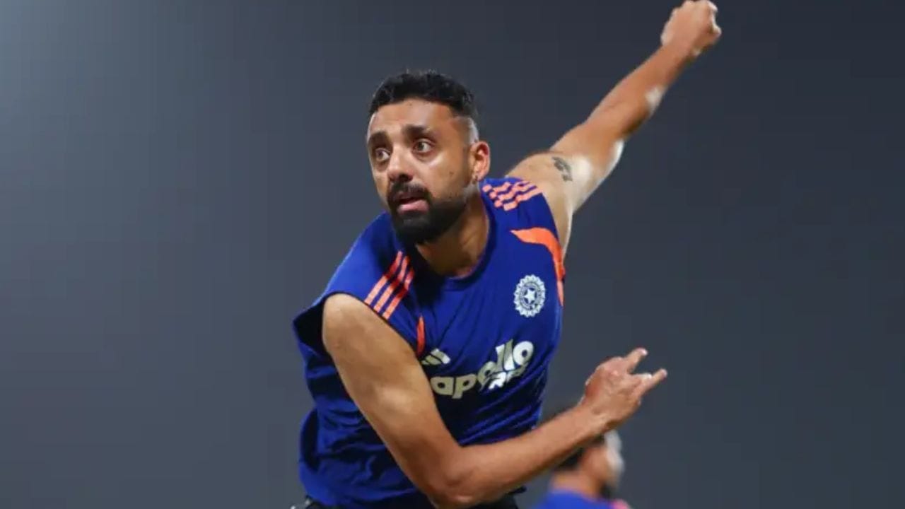 જોકે, સત્ય એ છે કે વરુણનું ફોર્મ ચિંતાનું કારણ બની ગયું છે. ભારતીય ટીમે 7 ફેબ્રુઆરીએ સતત બીજા T20 વર્લ્ડ કપ જીતવા માટે ઝુંબેશ શરૂ કરી હતી. તે સમયે, રહસ્યમય સ્પિનર ​​વરુણ ચક્રવર્તી, ઝડપી બોલર જસપ્રીત બુમરાહ સાથે, ટીમની સૌથી મહત્વપૂર્ણ બોલિંગ લિંક માનવામાં આવતી હતી. એવું પણ કહેવામાં આવી રહ્યું હતું કે દરેક ટીમે ભારત સામે ફક્ત 12 ઓવરમાં શક્ય તેટલા રન બનાવવા પડશે, કારણ કે બેટ્સમેનોને તેમની આઠ ઓવરમાં બુમરાહ અને વરુણ સામે હુમલો શરૂ કરવો મુશ્કેલ બનશે. (ફોટો ક્રેડિટ -સોશિયલ મીડિયા)