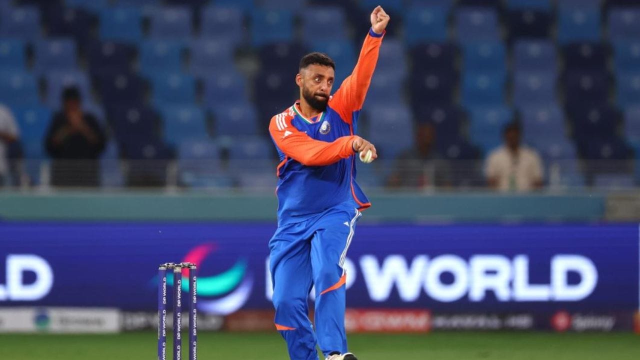 આજે રવિવાર, 8 માર્ચે ફાઇનલના એક દિવસ પહેલા, ટીમ ઇન્ડિયાએ અમદાવાદના નરેન્દ્ર મોદી સ્ટેડિયમમાં પ્રેક્ટિસ કરી. સેશન દરમિયાન, ભારતીય પ્રેક્ટિસ સેશનમાં કંઈક અસામાન્ય જોવા મળ્યું. Crickbuzzના અહેવાલ મુજબ, વરુણ ચક્રવર્તી, જે સામાન્ય રીતે નેટમાં શરૂઆતમાં બોલિંગ કરે છે, પણ તેણે આ વખતે બોલિંગ કરી નહીં. ડાબા હાથના સ્પિનર ​​કુલદીપ યાદવ શરૂઆતથી જ તેમની જગ્યાએ બોલિંગ કરતા જોવા મળ્યા, રિંકુ સિંહ તેમની સામે હતા. (ફોટો ક્રેડિટ -સોશિયલ મીડિયા)