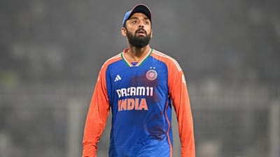 મુંબઈના વાનખેડે સ્ટેડિયમ ખાતે T20 વર્લ્ડ કપ 2026 ની બીજી સેમિફાઇનલમાં 253 રન બનાવ્યા પછી પણ, ટીમ ઇન્ડિયા સેફ નથી. ઇંગ્લેન્ડ એક અશક્ય લક્ષ્ય હાંસલ કરવા માટે તૈયાર લાગી રહ્યું હતુ. જોકે, આવું થયું નહીં, અને ભારતીય ટીમ 7 રનની જીત સાથે ફાઇનલમાં પહોંચી ગઈ. પરંતુ તે મેચમાં ટીમ ઇન્ડિયાના સ્ટાર સ્પિનર ​​વરુણ ચક્રવર્તીને સૌથી વધુ નુકસાન થયું. એટલું બધું કે ન્યુઝીલેન્ડ સામેની ફાઇનલ માટે પ્લેઇંગ ઇલેવનમાં તેને સ્થાન મળશે કે નહીં તે મોટો પ્રશ્ન છે. (ફોટો ક્રેડિટ -સોશિયલ મીડિયા)