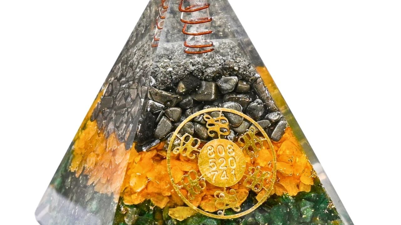 વાસ્તુ પિરામિડનો ઉપયોગ કેવી રીતે કરવો: વાસ્તુ પિરામિડ ઘરના કોઈપણ ખામીયુક્ત વિસ્તારમાં મૂકી શકાય છે. તેને સાફ કરો અને પહેલા ગંગાજળથી ધોઈ લો. પછી, તમારા ઇચ્છિત હેતુથી તેને મૂકો. દરરોજ સવારે અને સાંજે તેમાંથી ઉર્જા વહે છે. જો ઘરમાં વાસ્તુ ખામી હોય, તો પિરામિડને તે દિશામાં રાખવાથી તે સુધારી શકાય છે. આ કોઈ જાદુઈ વસ્તુ નથી, પરંતુ વાસ્તુ સિદ્ધાંતો પર આધારિત ઉર્જા સાધન છે. નિયમિત ઉપયોગ ઘરના વાતાવરણને શુદ્ધ કરે છે.
