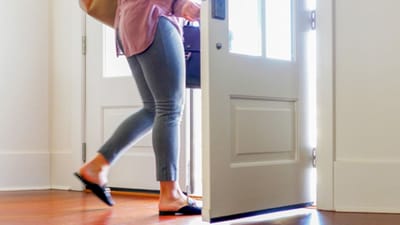 ઘરથી નીકળતા પહેલા ખાંડ ભેળવીને દહીં ખાવાની પ્રાચીન પરંપરા છે. હિન્દુ ધર્મમાં, આને શુભતાનું પ્રતીક માનવામાં આવે છે. એવું માનવામાં આવે છે કે આમ કરવાથી વ્યક્તિ જે કાર્ય પૂર્ણ કરવા માટે નીકળે છે તે કોઈપણ અવરોધ વિના પૂર્ણ થાય છે. વધુમાં, વાસ્તુ શાસ્ત્ર અનુસાર, ઘરની બહાર નીકળતી વખતે ચોક્કસ વસ્તુઓ અથવા પ્રાણીઓના દર્શનને શુભ કે અશુભ સંકેત તરીકે અર્થઘટન કરવામાં આવે છે. જો, બહાર નીકળતી વખતે, તમને અમુક વસ્તુ કે પ્રાણી દેખાય તો તે શુભ માનવામાં આવે છે. ત્યારે ચાલો જાણીએ સવારે કયા સંકેત મળે તો તે શુભ છે.  (ફોટો ક્રેડિટ-સોશિયલ મીડિયા)