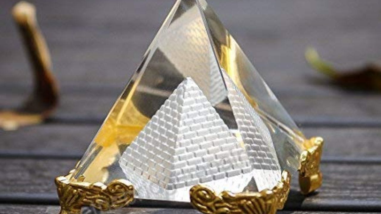 વાસ્તુ પિરામિડ એ તમારા ઘરમાં સકારાત્મક પરિવર્તન લાવવાનો એક સરળ અને અસરકારક રસ્તો છે. પૈસા ખર્ચ્યા વિના, તમે તમારા ઘરને શાંતિ અને ખુશીના આશ્રયસ્થાનમાં પરિવર્તિત કરી શકો છો. તેને અપનાવો અને તમારા જીવનમાં સકારાત્મક ઉર્જાનો અનુભવ કરો.
