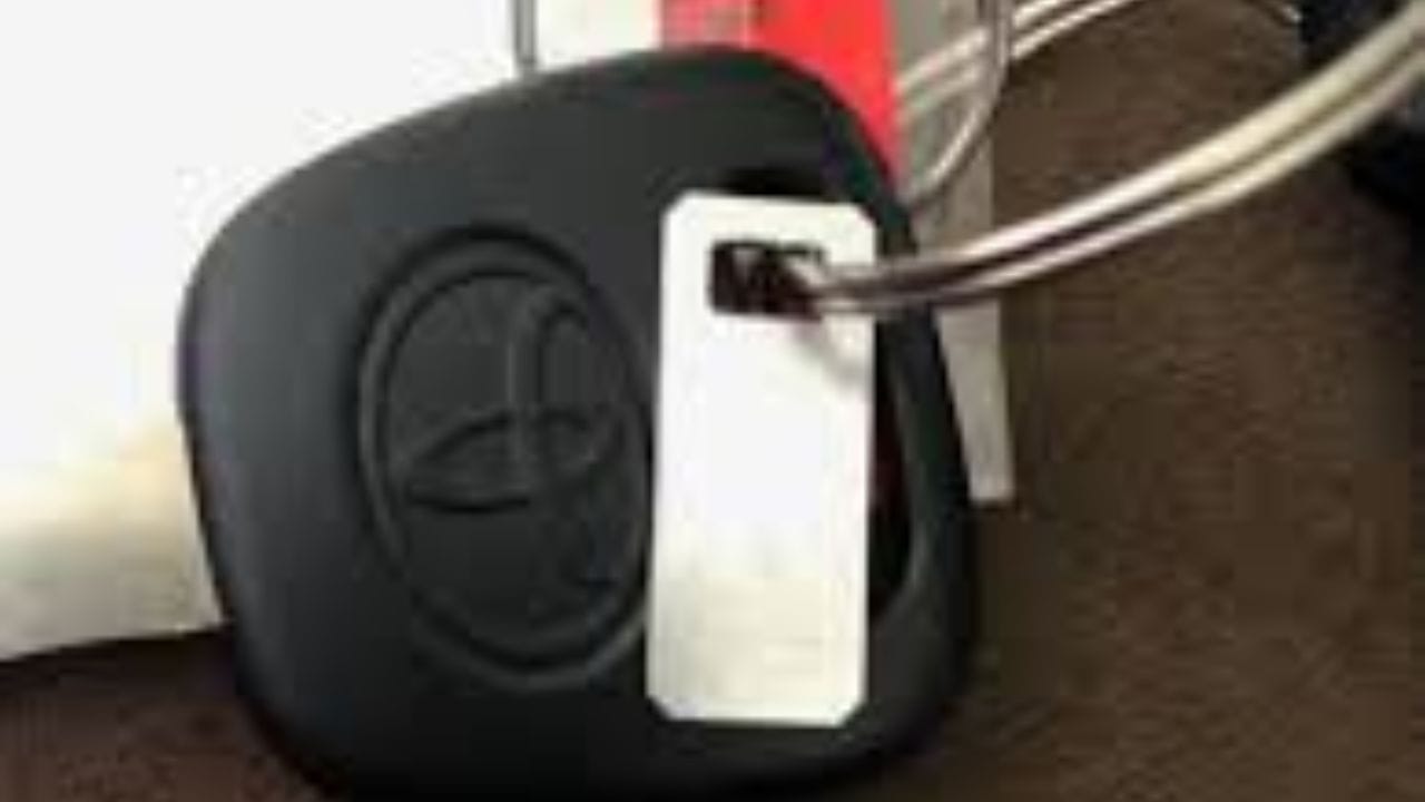 નિષ્ણાતો તેને ચાવી સાથે લટકાવવાની સલાહ આપતા નથી. વાહનના દસ્તાવેજો સાથે તેને સુરક્ષિત જગ્યાએ રાખવું શ્રેષ્ઠ છે. જો તમે તેને સાથે રાખવા માંગતા નથી તો આ કોડનો ફોટો લઈને તેને તમારા મોબાઇલ અથવા ઇમેઇલમાં સેવ કરવો પણ સમજદારીભર્યું છે. જો આ કોડ ખોટા વ્યક્તિના હાથમાં આવી જાય તો તેઓ તેનો ઉપયોગ ડુપ્લિકેટ કી બનાવવા માટે કરી શકે છે. તેથી આ નાના ટેગને હળવાશથી લેવું એ એક ગંભીર ભૂલ સાબિત થઈ શકે છે.
