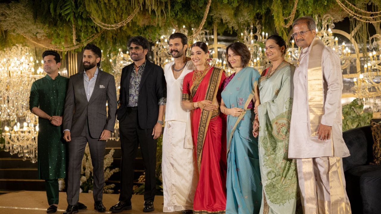 રિસેપ્શન દરમિયાન મહેમાનો માટે ખાસ ડિનર, મ્યુઝિક અને સેલિબ્રેશનનું આયોજન કરવામાં આવ્યું હતું. ઘણા સેલિબ્રિટીઓએ સ્ટેજ પર જઈને રશ્મિકા અને વિજયને શુભેચ્છાઓ પાઠવી હતી. (Image Credit Source: Social Media)