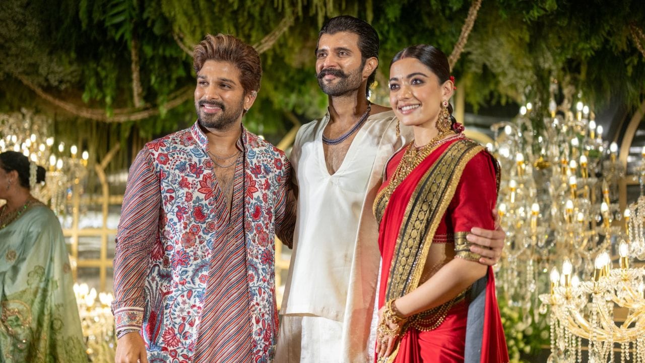 અલ્લુ અર્જુન પણ હૈદરાબાદમાં રશ્મિકા અને વિજય દેવરકોંડાની રિસેપ્શન પાર્ટીમાં હાજરી આપીને ઉજવણીનો ભાગ બન્યા. (Image Credit Source: Social Media)