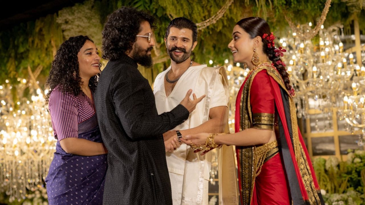 સોશિયલ મીડિયા પર શેર થયેલી તસવીરોમાં બધા સેલિબ્રિટીઓ એકબીજા સાથે વાતચીત કરતા અને કાર્યક્રમનો આનંદ માણતા જોવા મળે છે. (Image Credit Source: Social Media)
