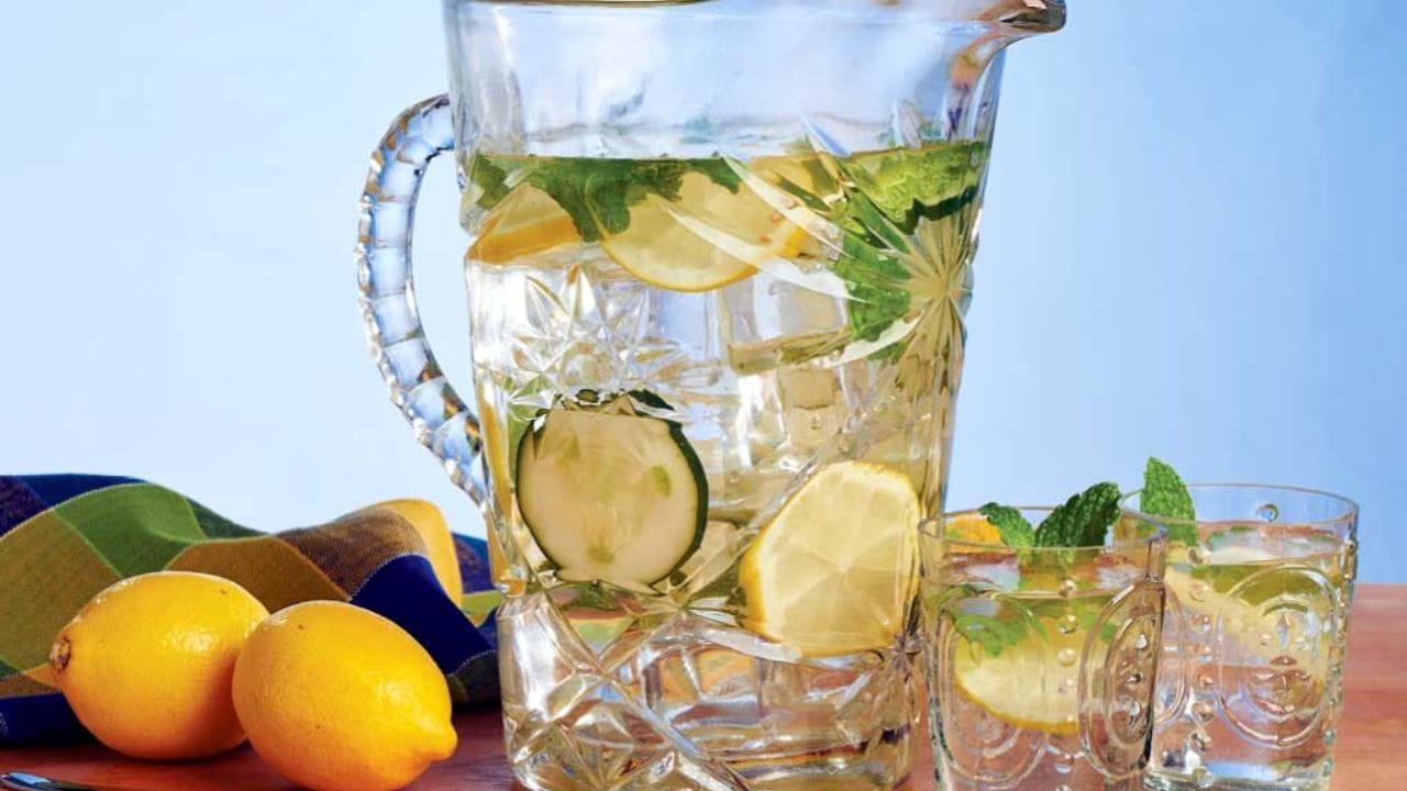 આ પણ જાણો: લીંબુ પાણી પીવાની માત્રા અને પદ્ધતિ પણ મહત્વપૂર્ણ છે. તેને વધુ માત્રામાં પીવાનું ટાળો અથવા તેને ખૂબ ખાટા બનાવવાનું ટાળો. જો તમે કરો છો, તો દાંતની સલામતી માટે સ્ટ્રોનો ઉપયોગ શ્રેષ્ઠ છે. તમારા શરીરની પ્રતિક્રિયાને સમજવી પણ મહત્વપૂર્ણ છે. જો તમને કોઈ અગવડતા અનુભવાય છે, તો તરત જ પીવાનું બંધ કરો.