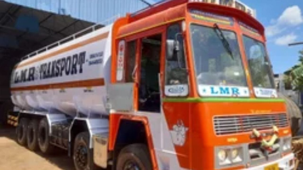 ઓઇલ ટેન્કર મોટાભાગે એલ્યુમિનિયમ મિશ્ર ધાતુ અથવા સ્ટેનલેસ સ્ટીલમાંથી બનાવવામાં આવે છે. એલ્યુમિનિયમ પસંદ કરવામાં આવે છે. કારણ કે તે વજનમાં હળવું અને સુરક્ષિત છે, કારણ કે તે સરળતાથી સ્પાર્ક થતું નથી.
